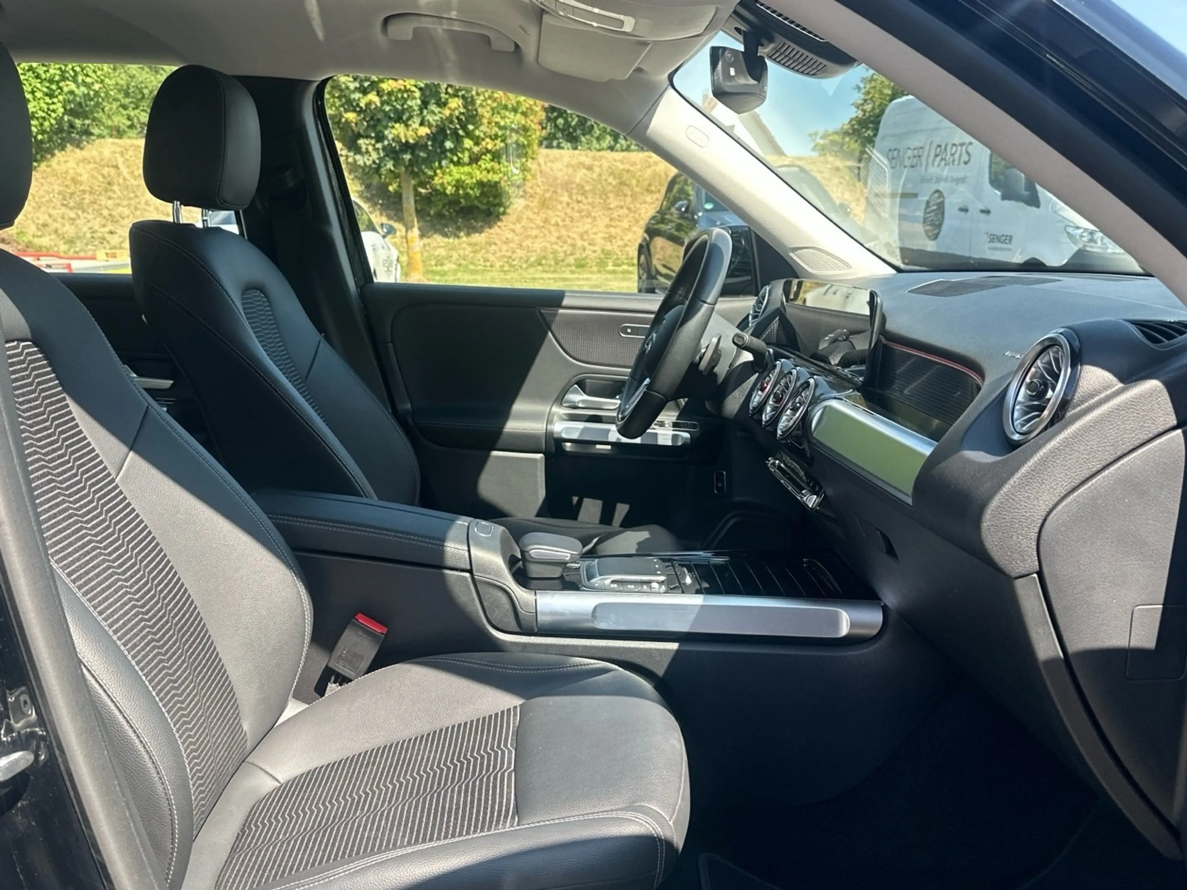 Mercedes-Benz EQB 300 4M Progressive Ambiente Kamera MBUX LED — photo 13