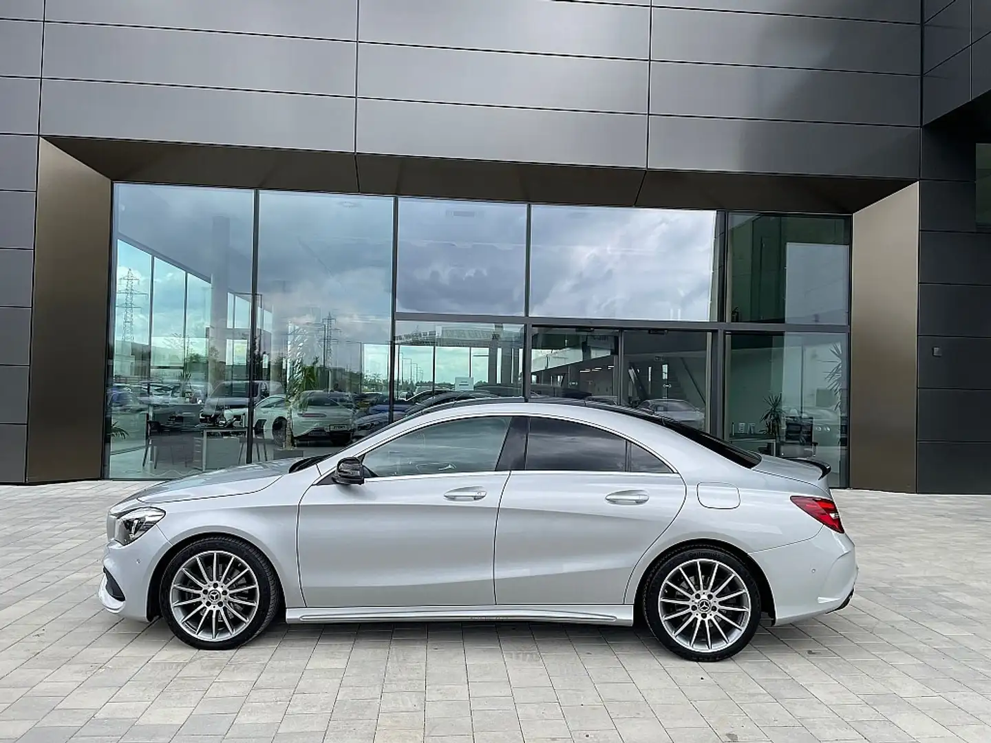 Mercedes-Benz CLA 220 d 4MATIC *PANO* H&K* *EKLUSIV-PAKET* LED HIGH-P... Silber - 2