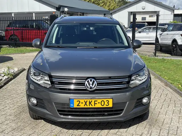 Volkswagen Tiguan view 2