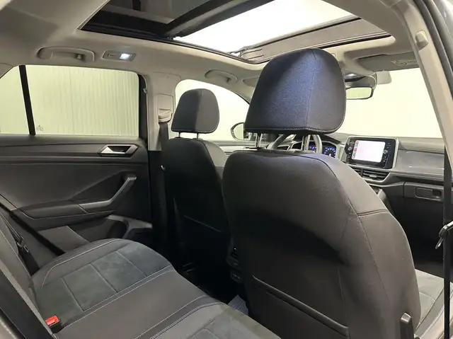 Volkswagen T-Roc view 13