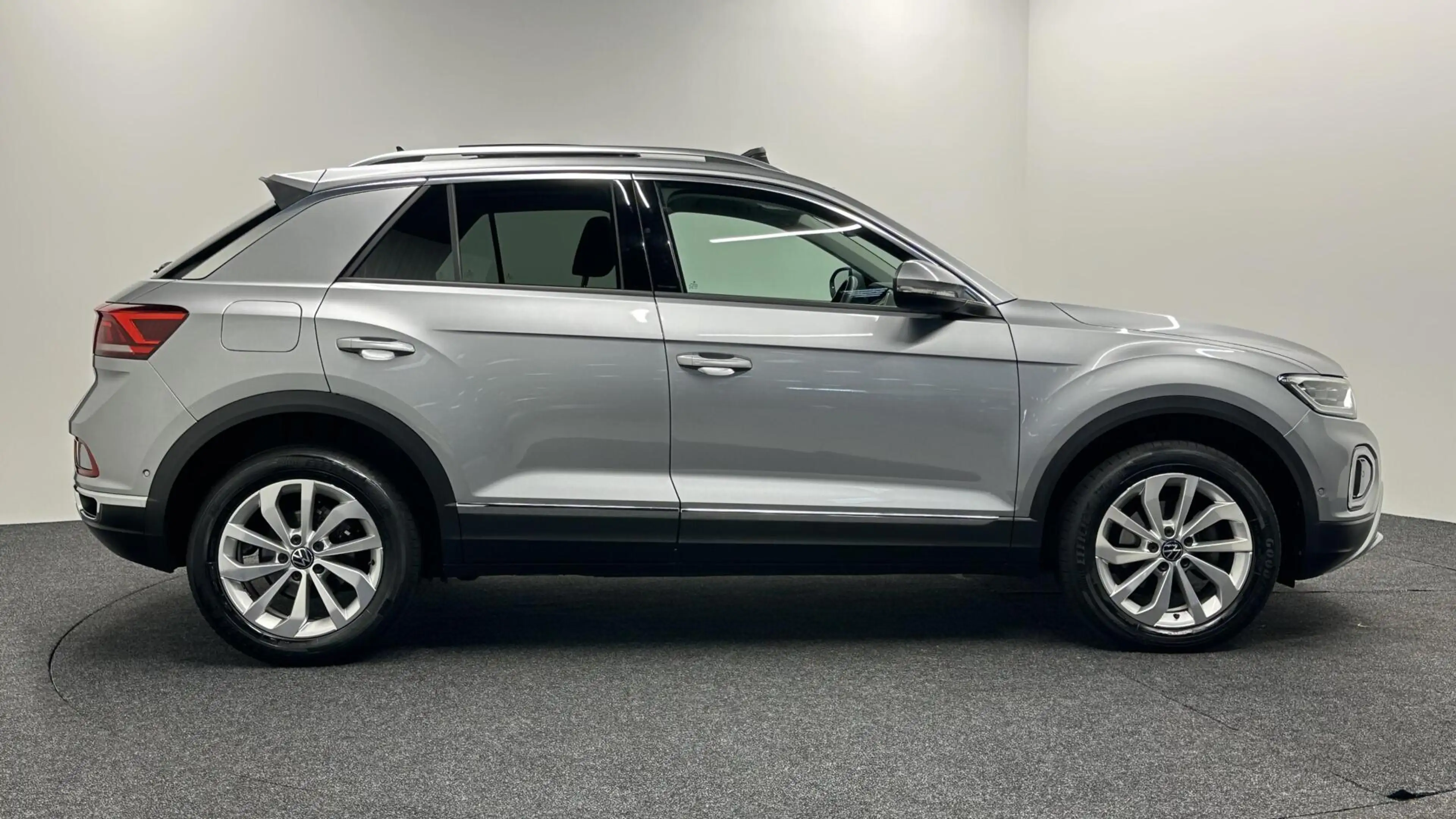 Volkswagen T-Roc 1.5 TSI R-Line Business+ PANO CARPLAY ADAPTIEF CRU — photo 9