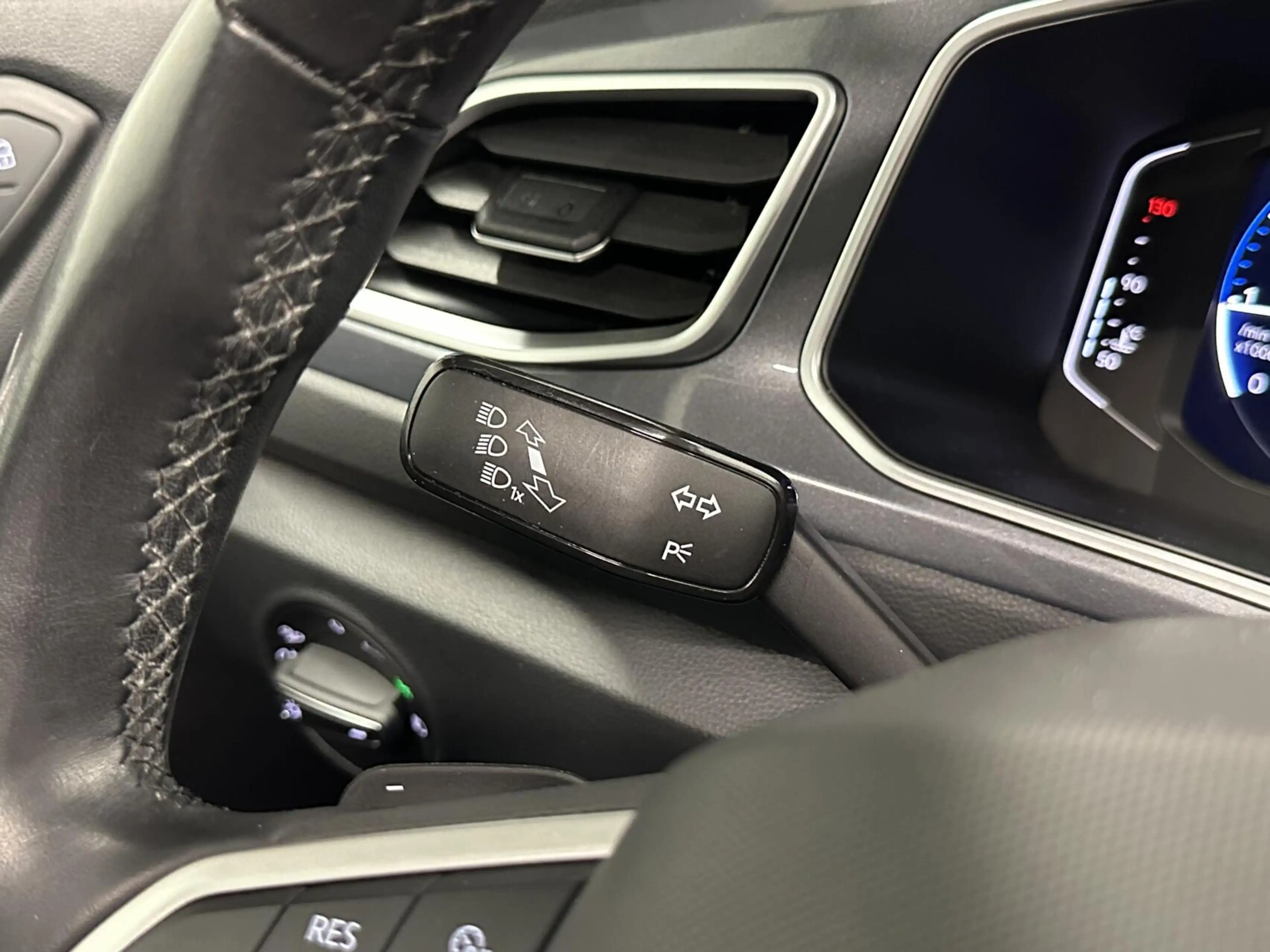 Volkswagen T-Roc 1.5 TSI R-Line Business+ PANO CARPLAY ADAPTIEF CRU — photo 22