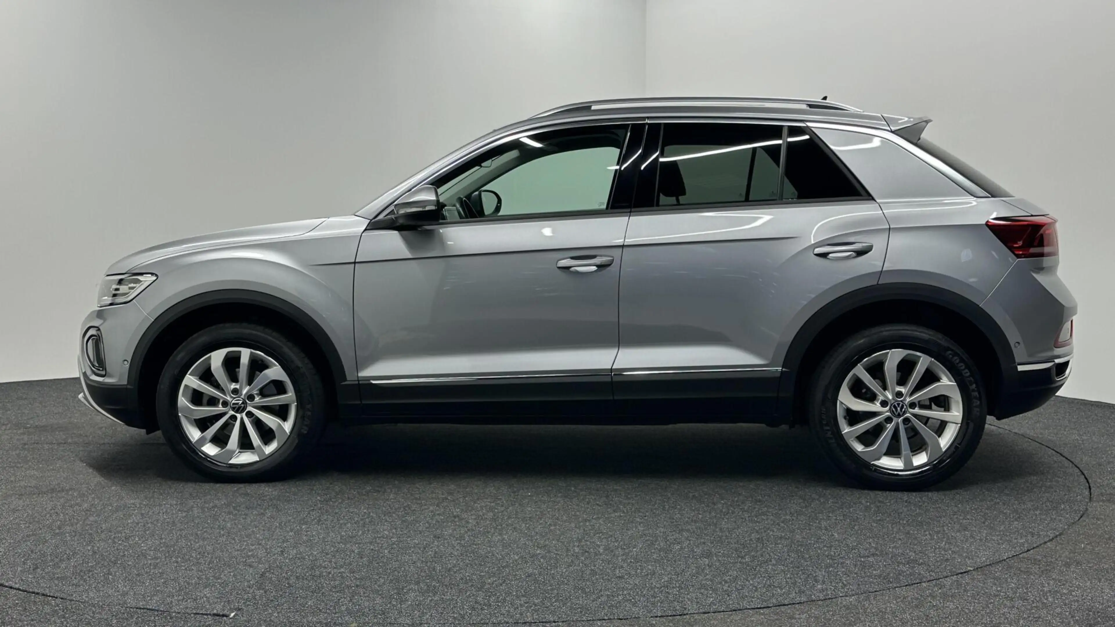 Volkswagen T-Roc 1.5 TSI R-Line Business+ PANO CARPLAY ADAPTIEF CRU — photo 8
