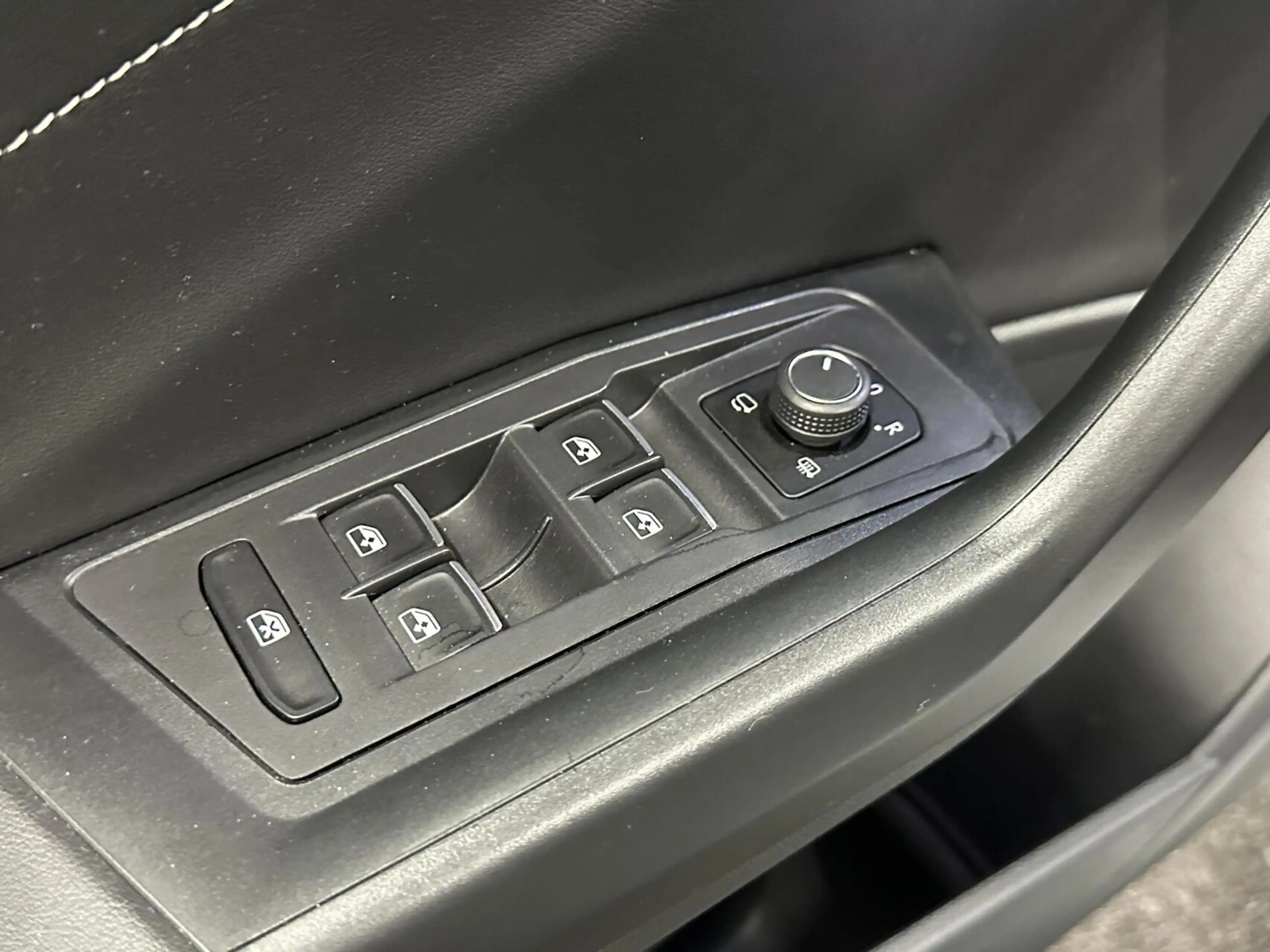 Volkswagen T-Roc 1.5 TSI R-Line Business+ PANO CARPLAY ADAPTIEF CRU — photo 17