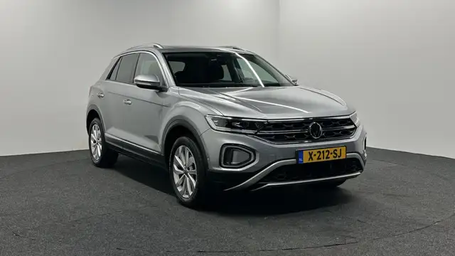 Volkswagen T-Roc view 3