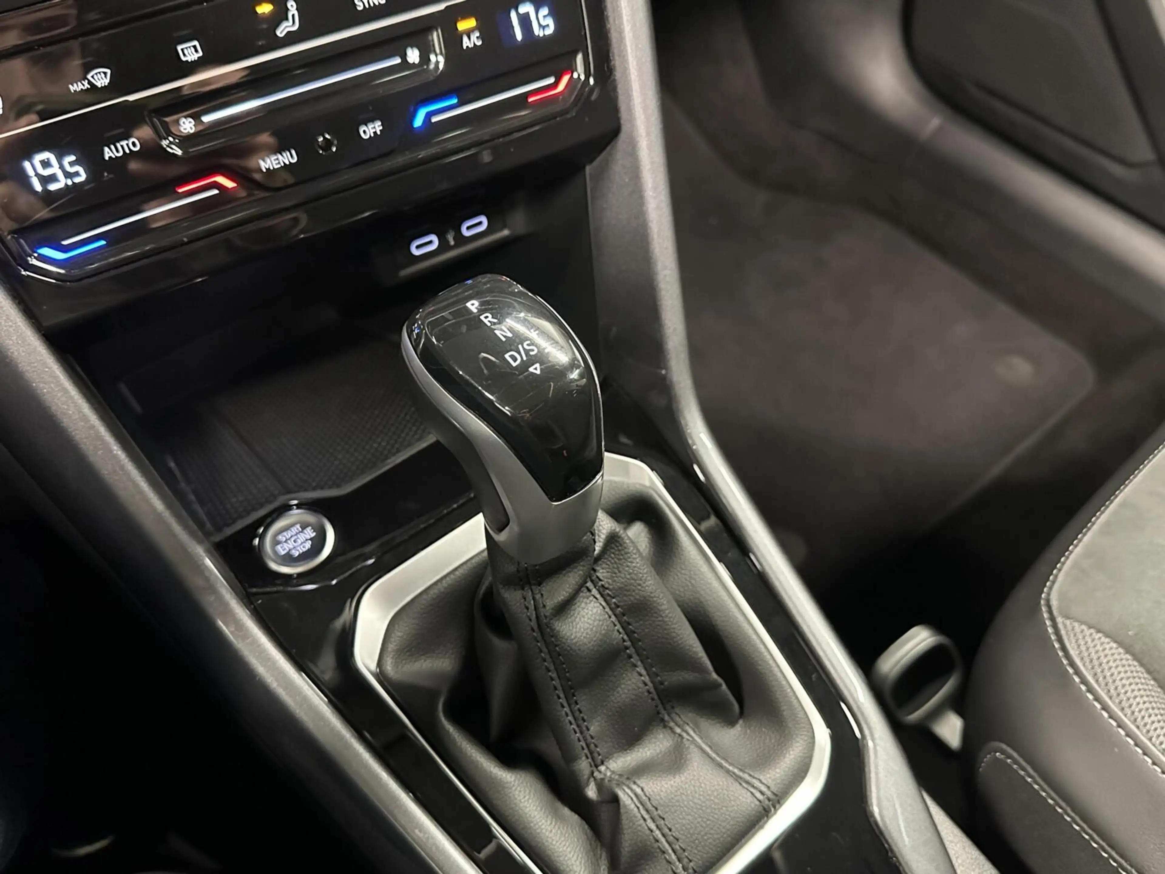 Volkswagen T-Roc 1.5 TSI R-Line Business+ PANO CARPLAY ADAPTIEF CRU — photo 48