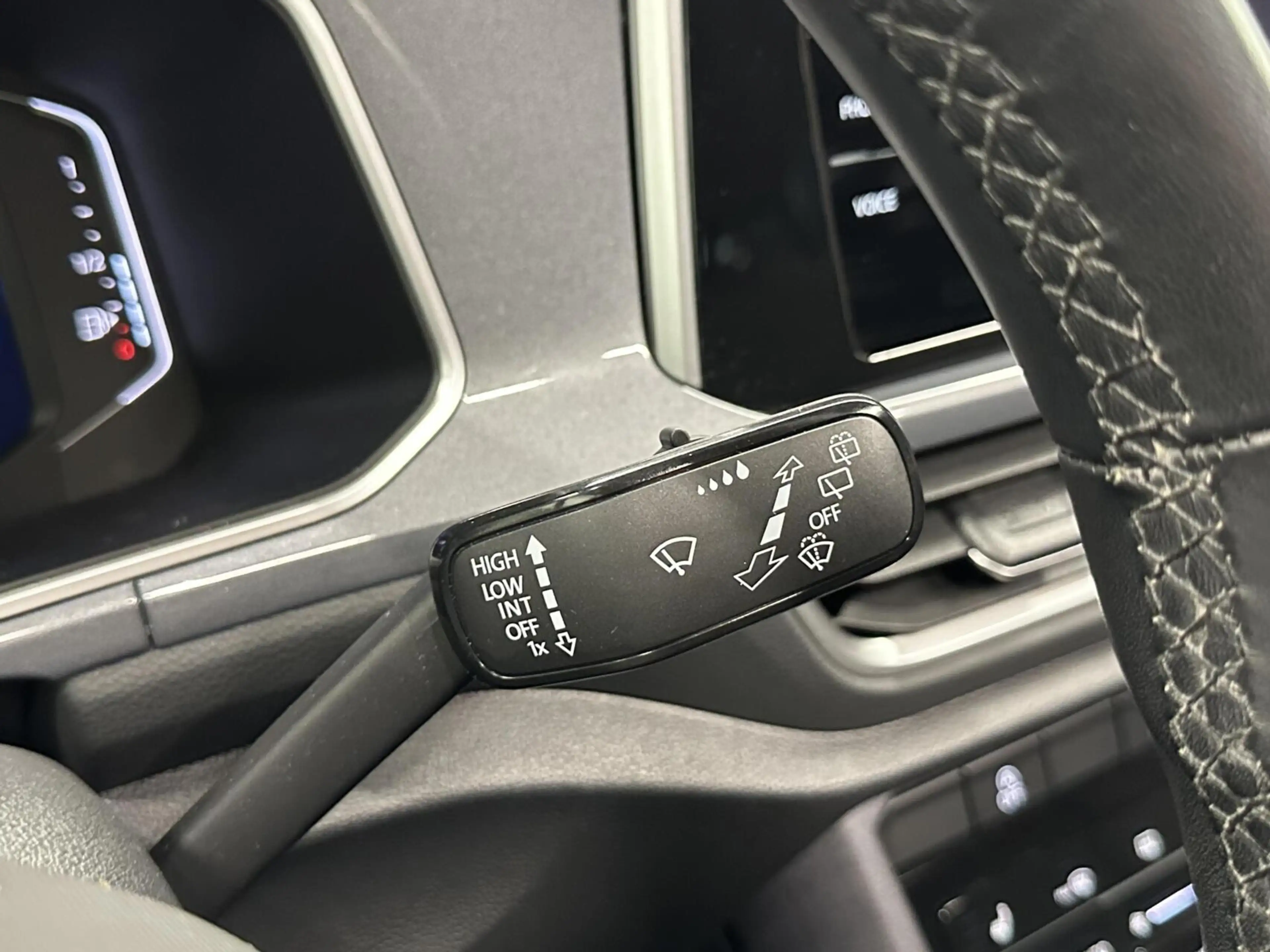 Volkswagen T-Roc 1.5 TSI R-Line Business+ PANO CARPLAY ADAPTIEF CRU — photo 23
