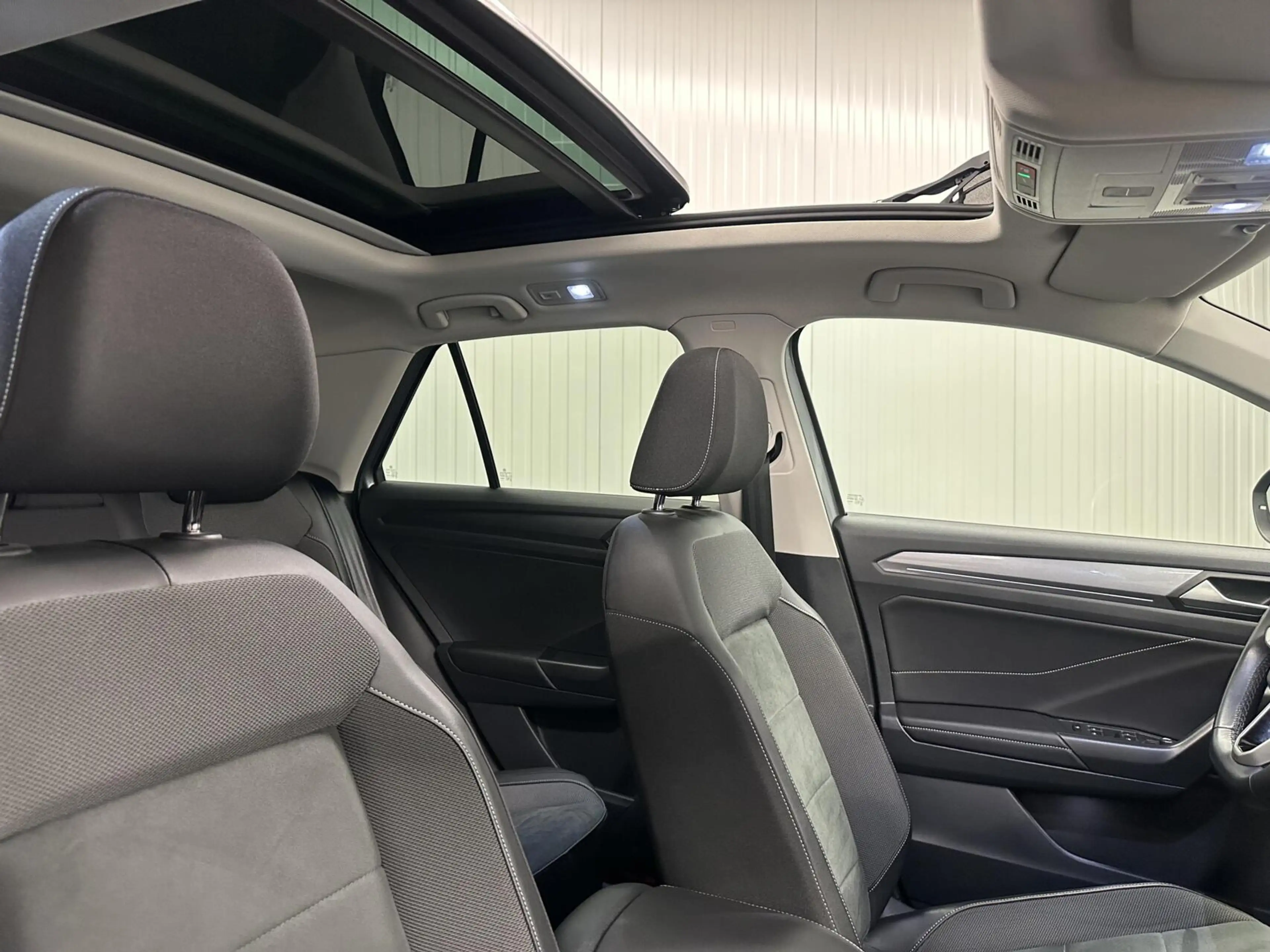 Volkswagen T-Roc 1.5 TSI R-Line Business+ PANO CARPLAY ADAPTIEF CRU — photo 12