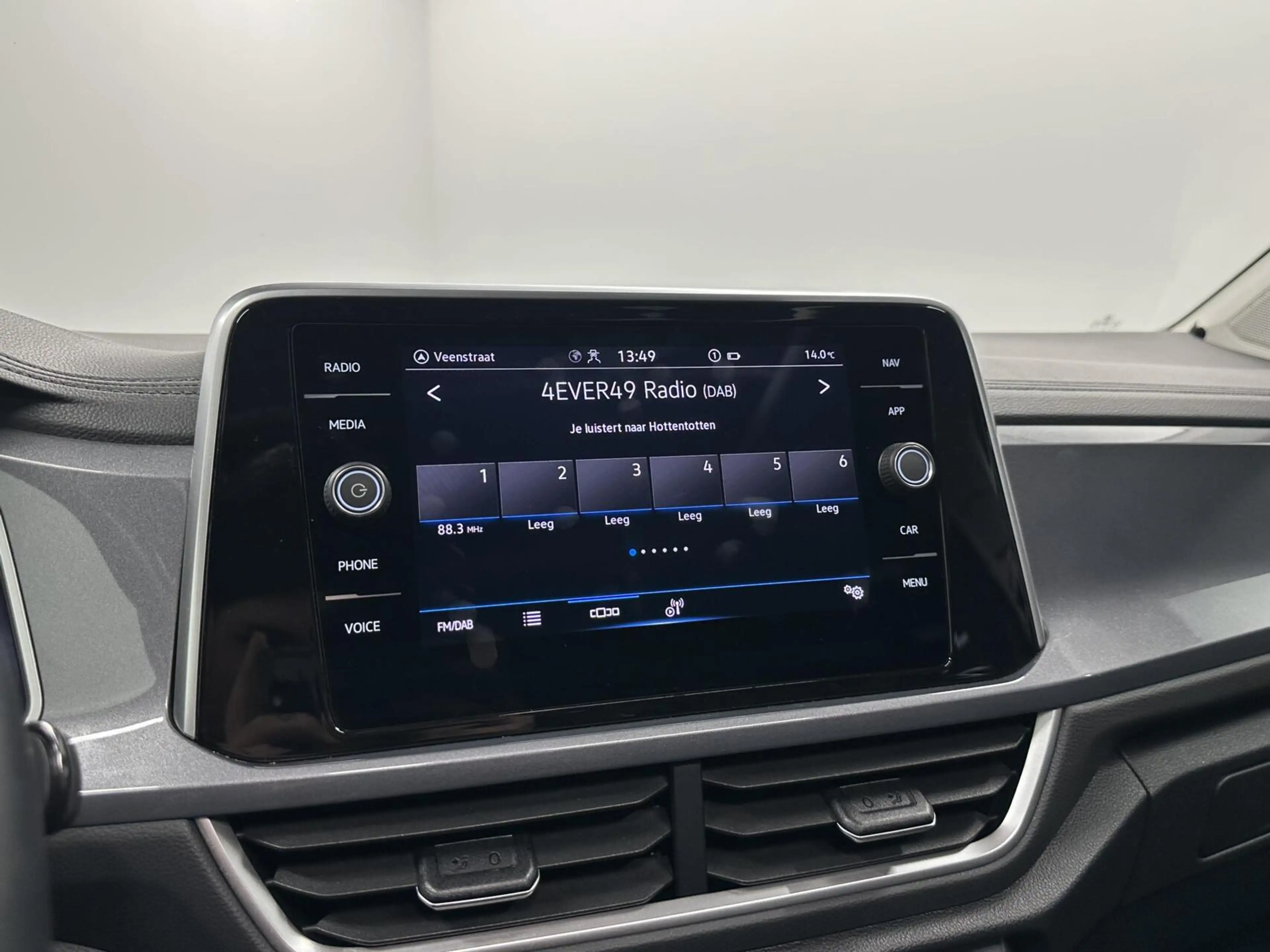 Volkswagen T-Roc 1.5 TSI R-Line Business+ PANO CARPLAY ADAPTIEF CRU — photo 38