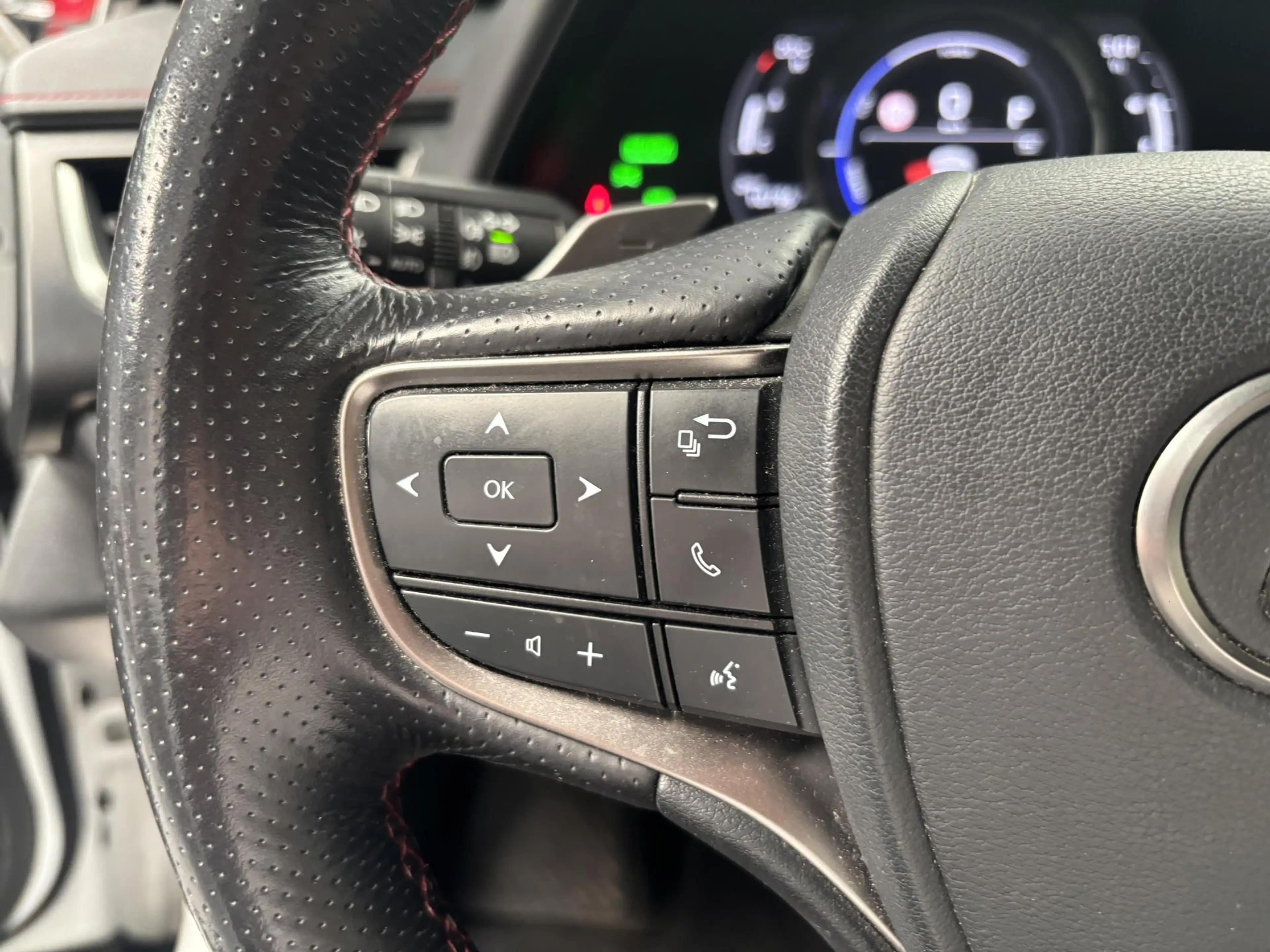 Lexus UX 250h F Sport Line — photo 10