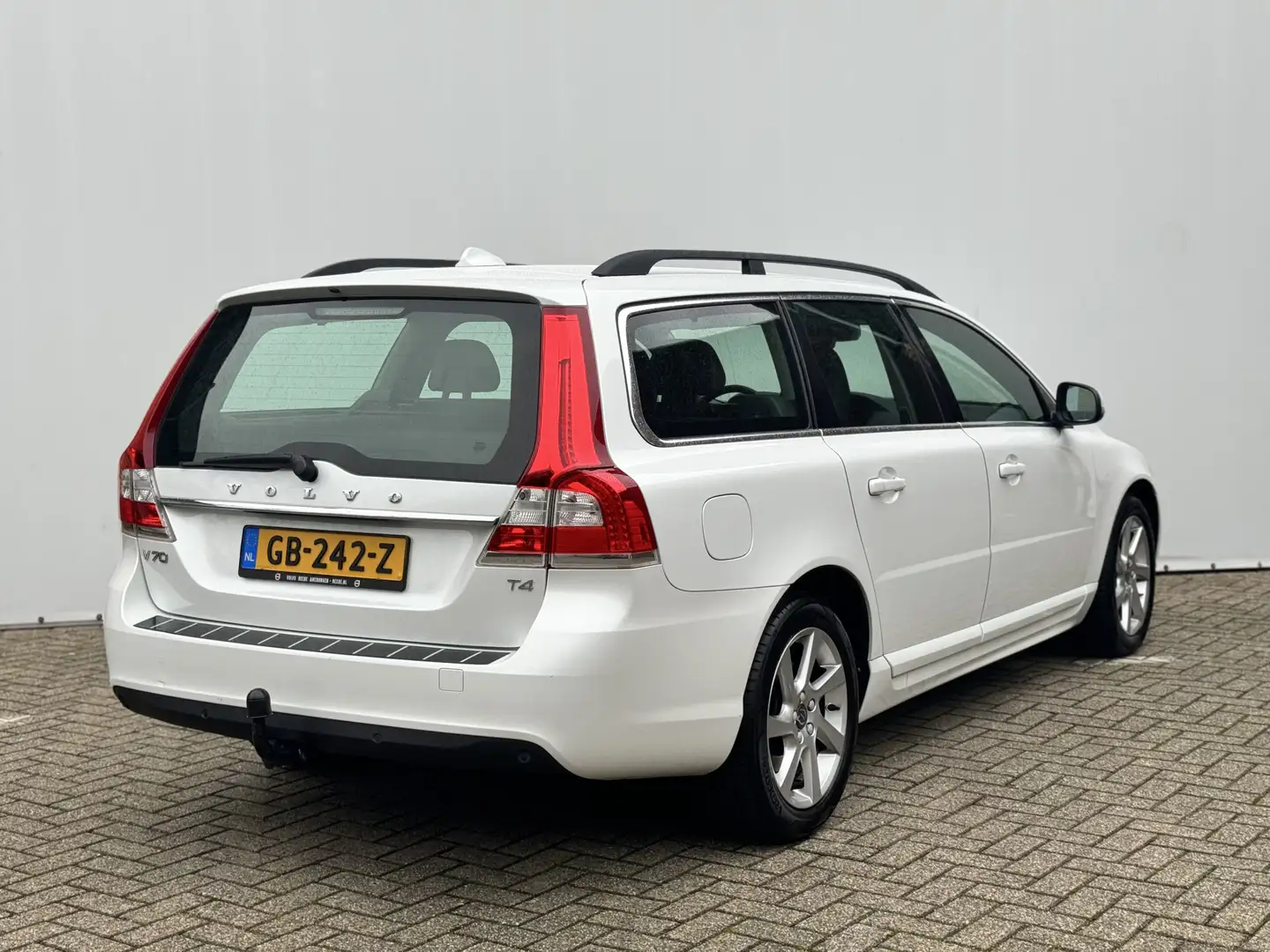 Volvo V70 1.6 T4 Automaat Nordic+ Parkeerverwarming | Select Wit - 2