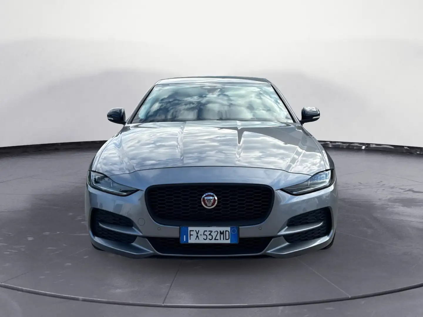 Jaguar XE XE 2.0 180cv Gris - 2