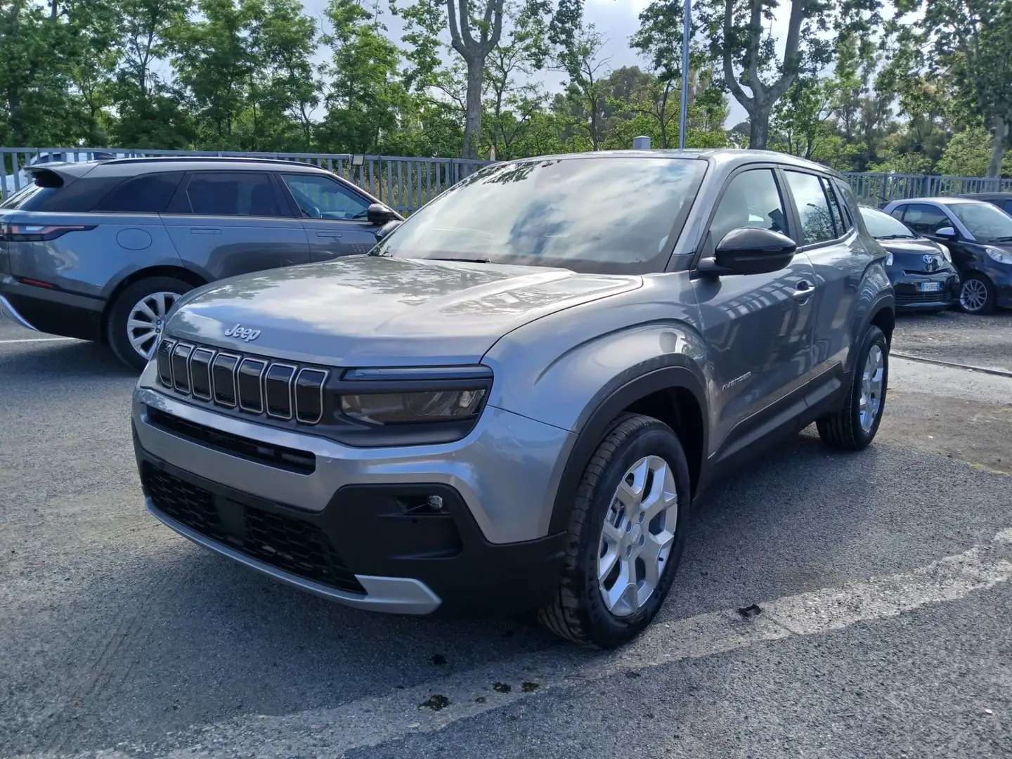 Jeep Avenger Avenger 1.2 Turbo 100 CV MHEV Altitude Gris - 2
