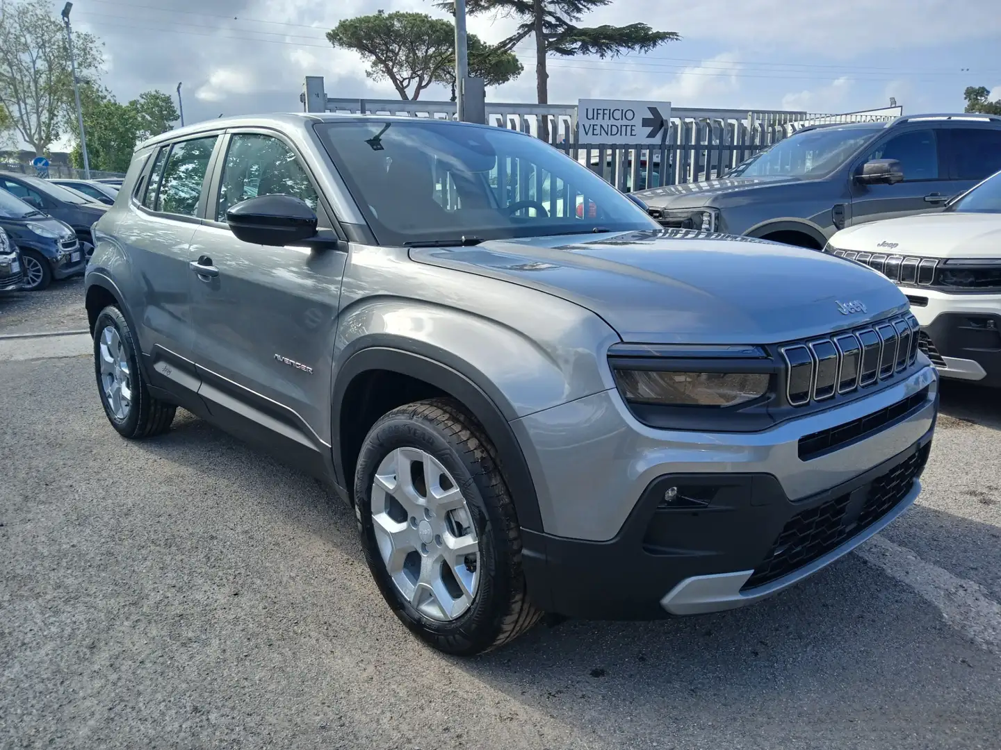 Jeep Avenger Avenger 1.2 Turbo 100 CV MHEV Altitude Gris - 1