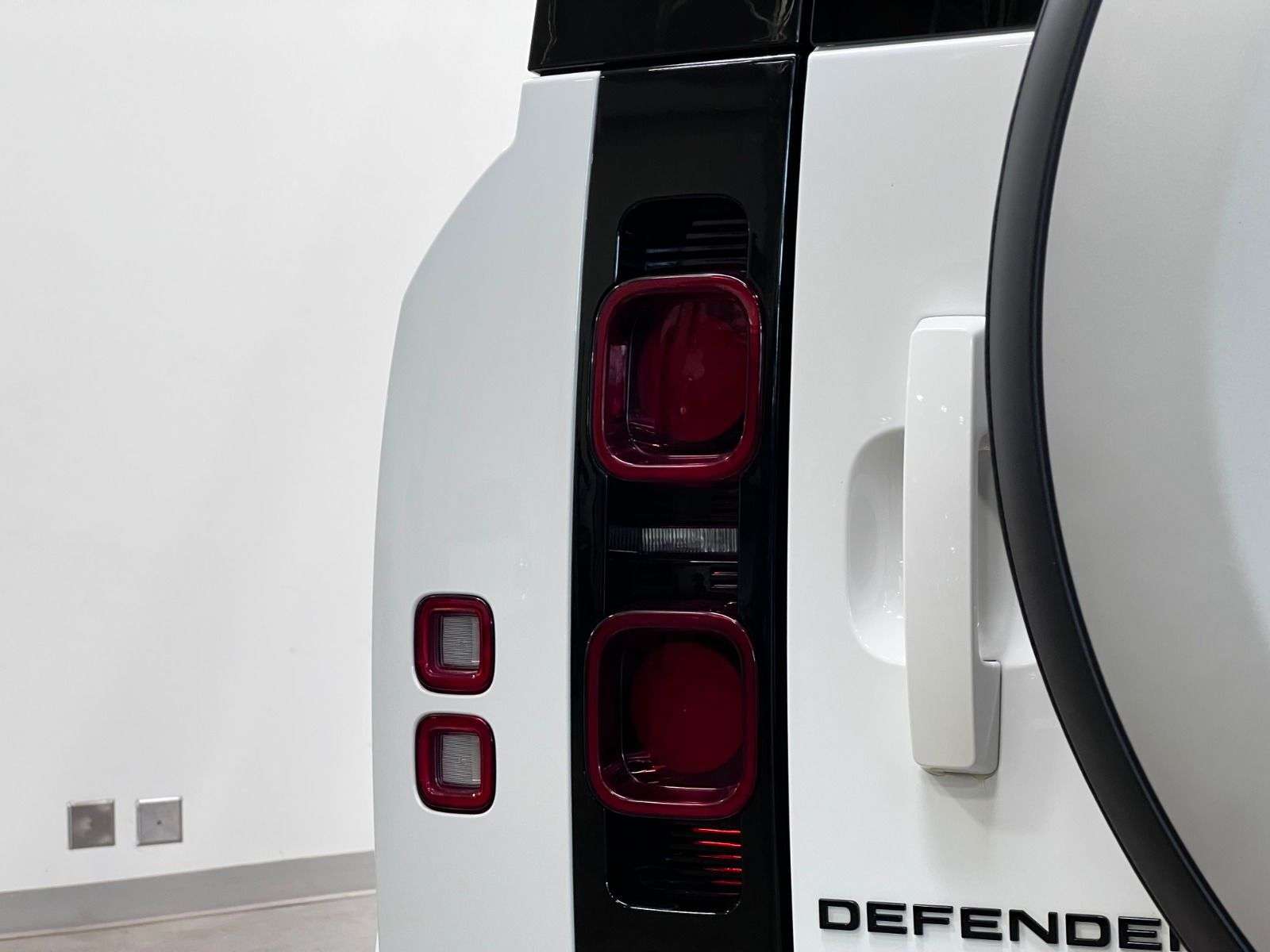 2022 Land Rover Defender 110 X-DYNAMIC SE thumb 14