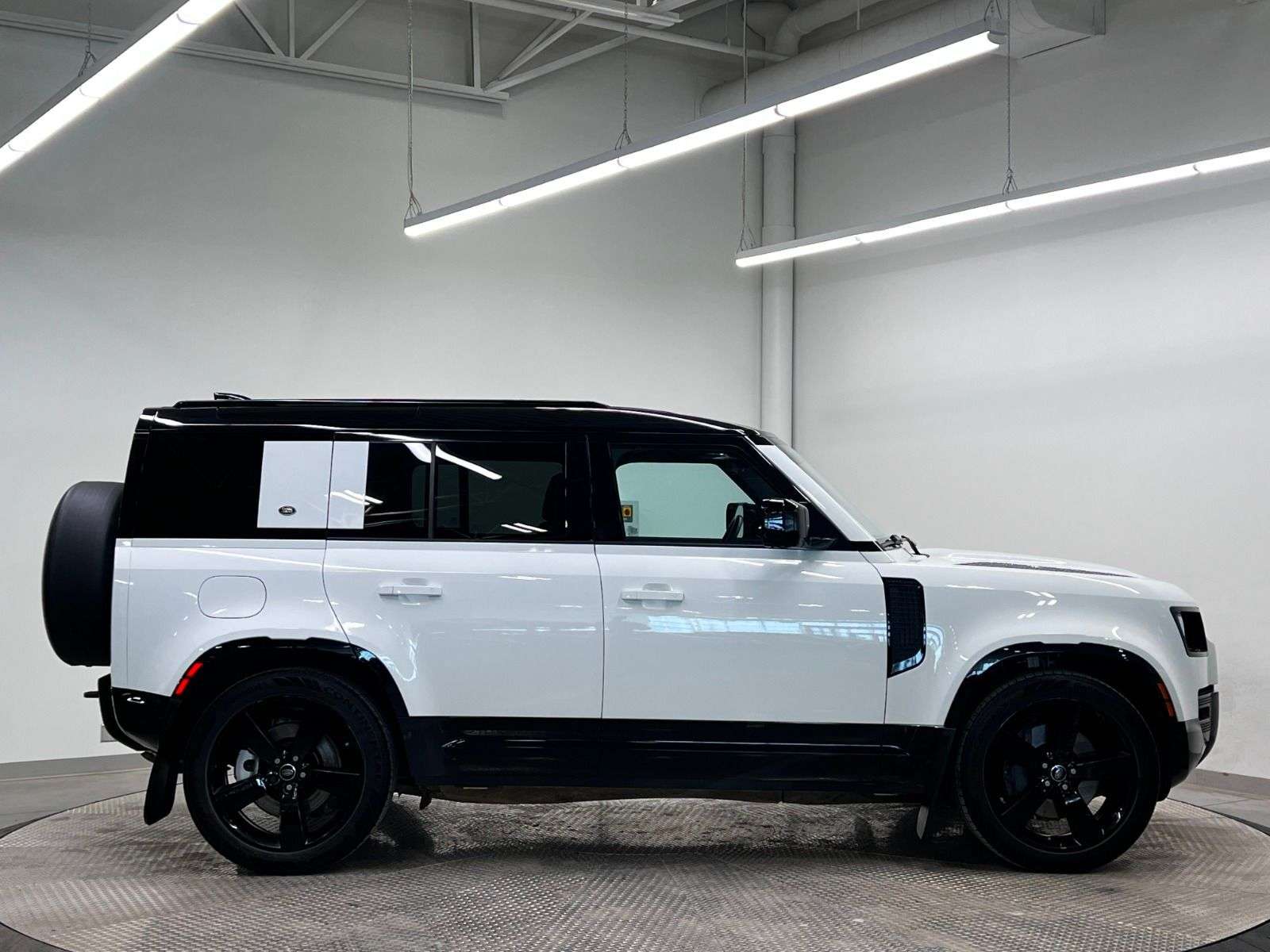 2022 Land Rover Defender 110 X-DYNAMIC SE thumb 7