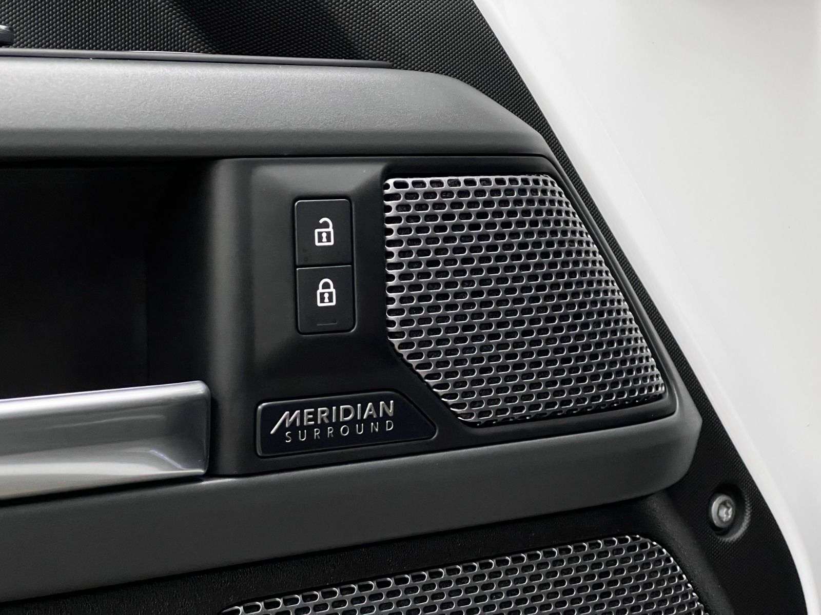 2022 Land Rover Defender 110 X-DYNAMIC SE thumb 31