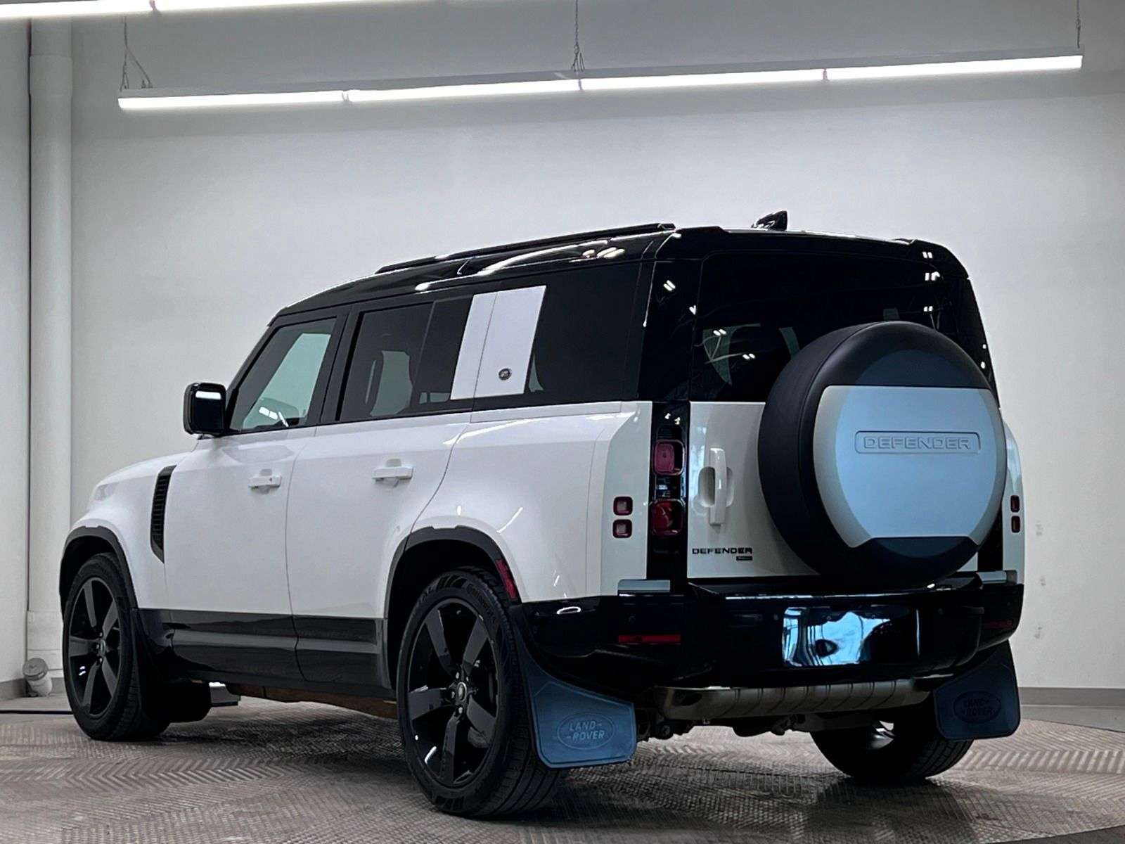 2022 Land Rover Defender 110 X-DYNAMIC SE alt 3