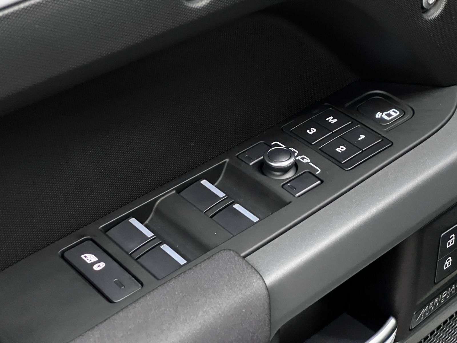2022 Land Rover Defender 110 X-DYNAMIC SE thumb 30