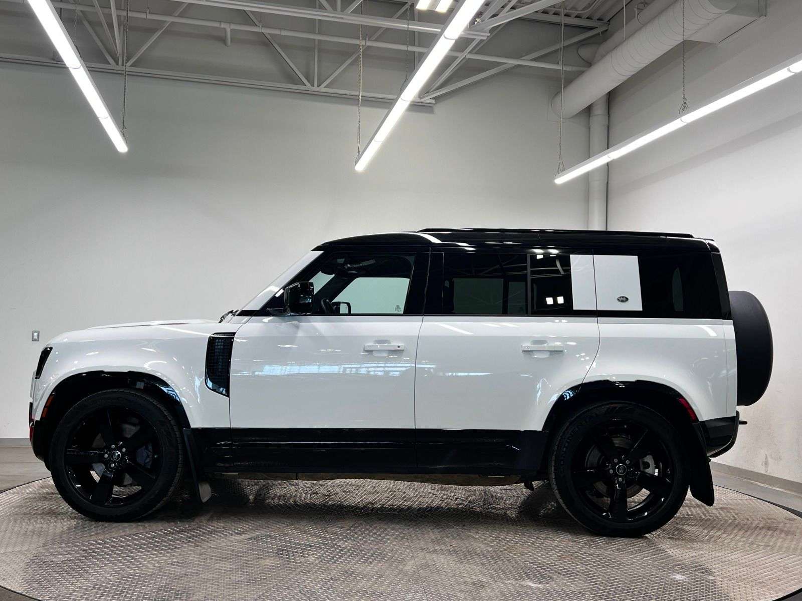 2022 Land Rover Defender 110 X-DYNAMIC SE alt 2