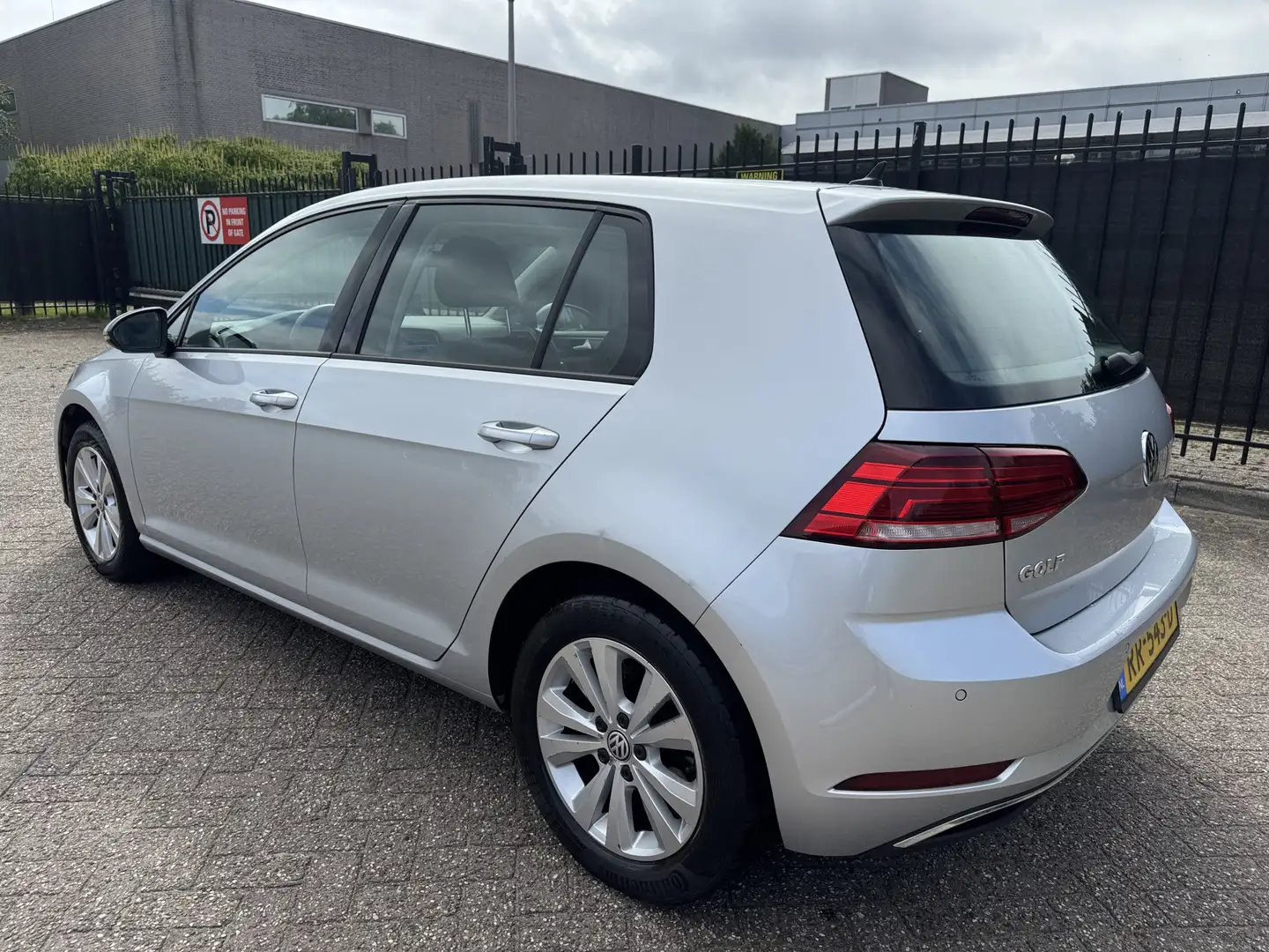 Volkswagen Golf 1.0 TSI Comfortline 5 Drs ACC/Carplay/Clima/LMV/PD Grijs - 2