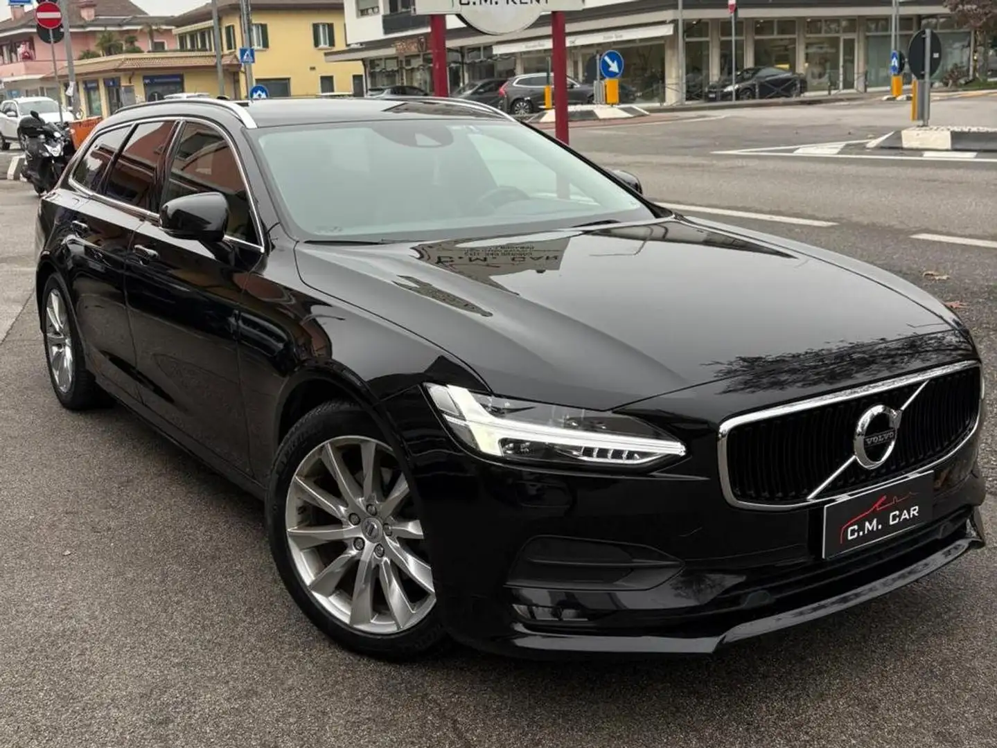 Volvo V90 2.0 d3 Momentum geartronic Noir - 1