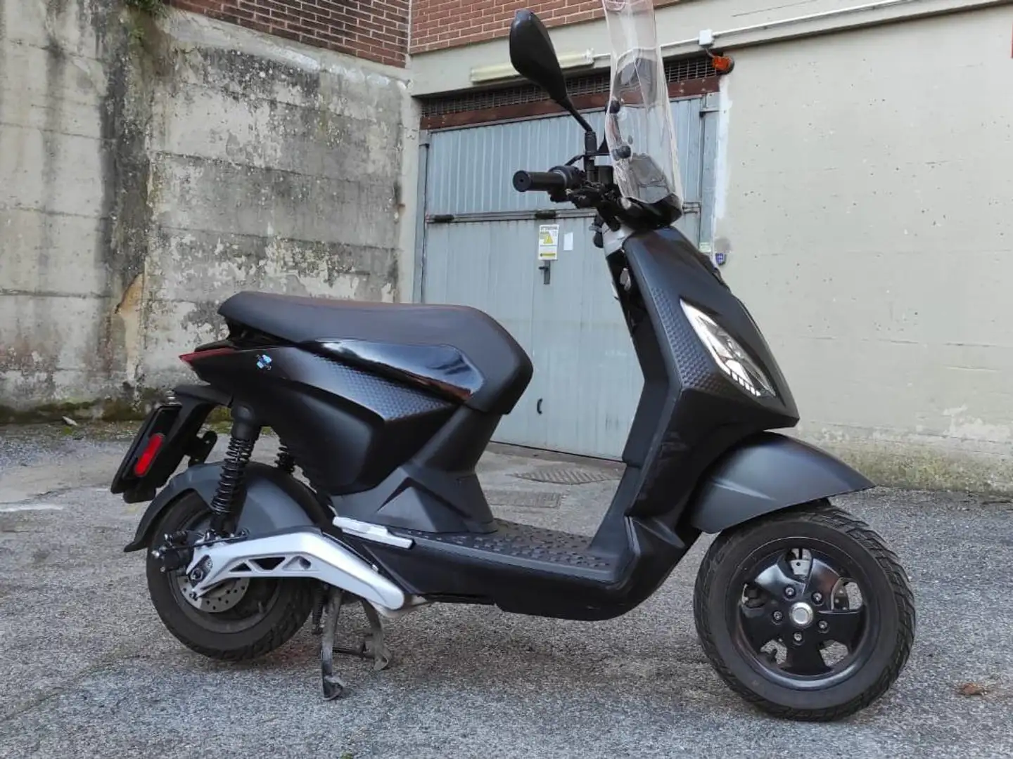Piaggio Piaggio 1 Active Чорний - 1