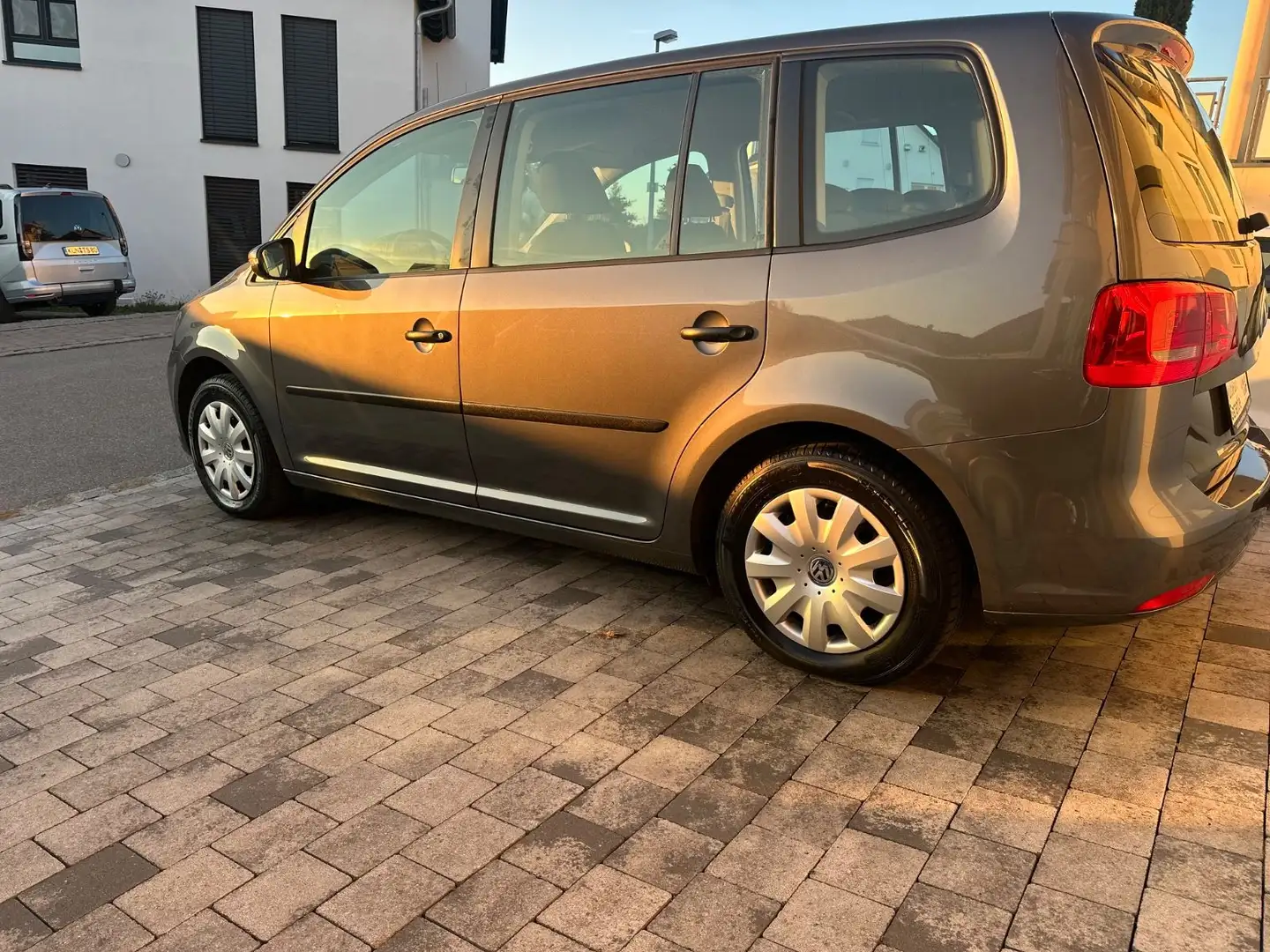 Volkswagen Touran Trendline Grau - 2