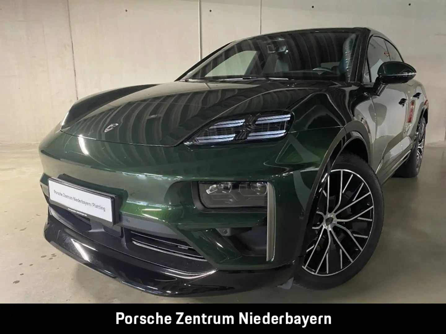 Porsche Macan Turbo | Hinterachslenkung | InnoDrive | Grün - 1
