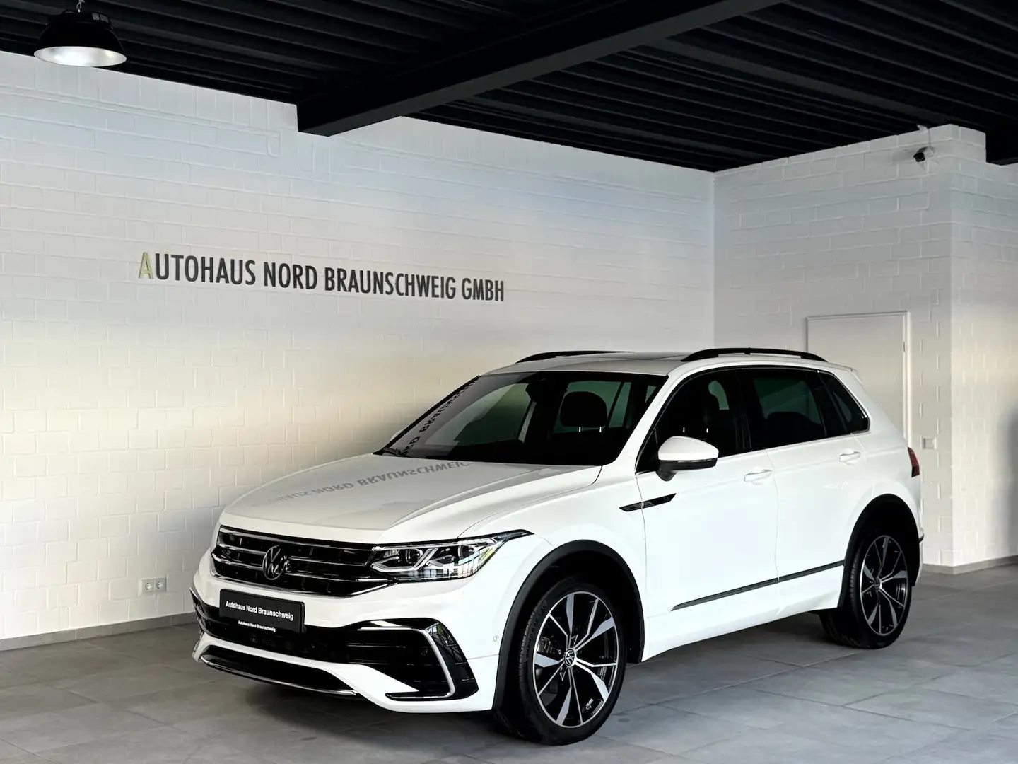 Volkswagen Tiguan 2.0 TDI 4Motion R Line*Pano*HUD*IQ*AHK* Weiß - 1
