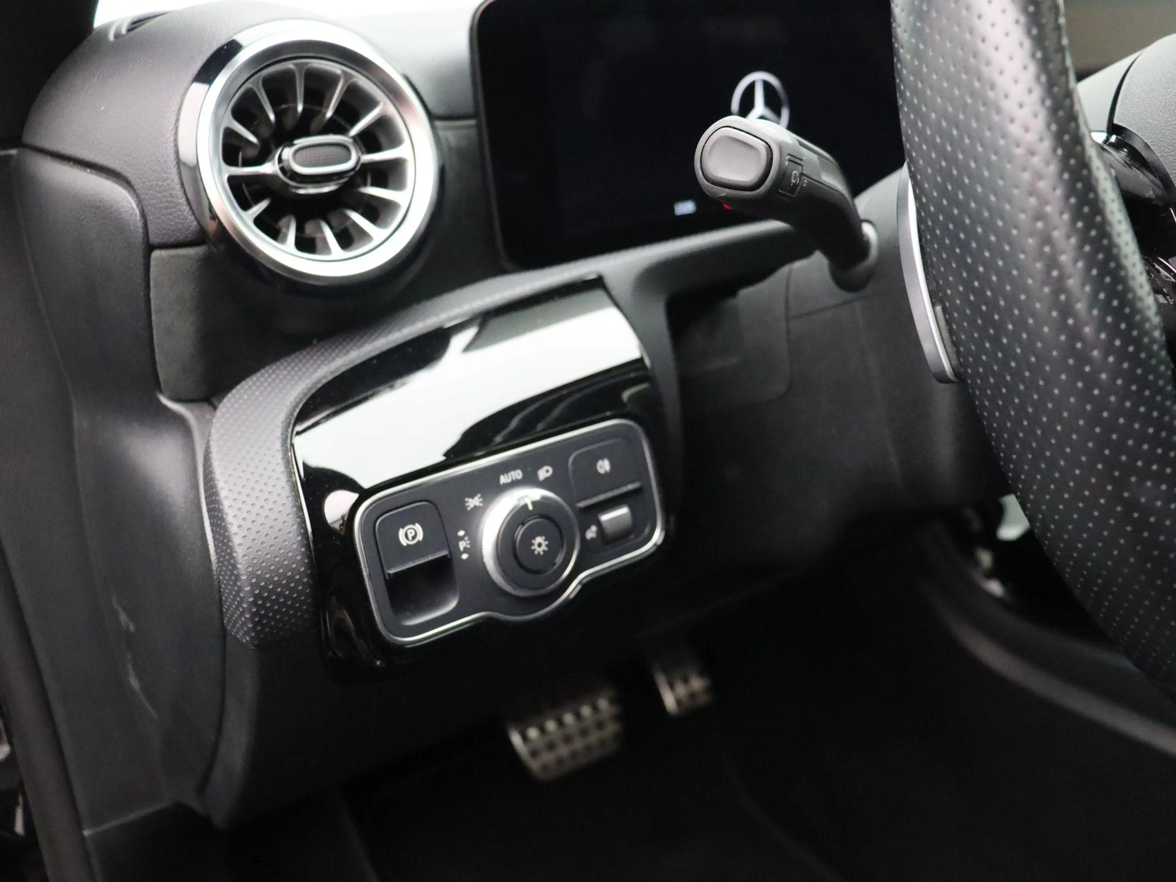 Mercedes-Benz A 180 Sedan AMG Line METEEN LEVERBAAR | PANODAK | MULTIB — photo 9