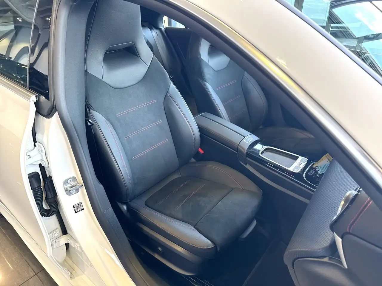 Mercedes-Benz CLA снимка Mercedes-Benz CLA