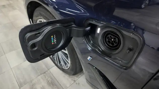 BMW 5 Series view 13