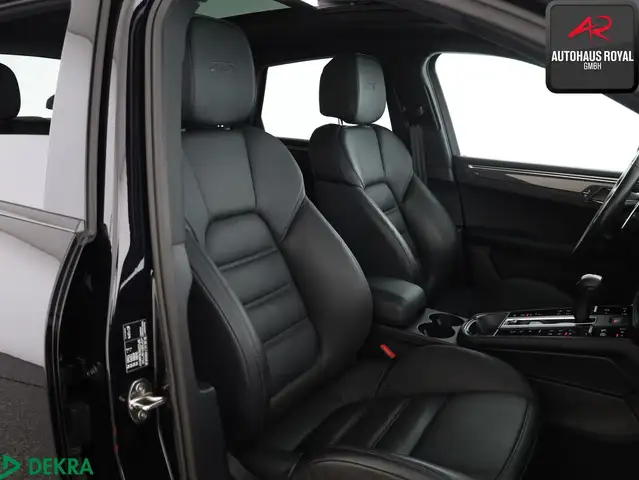 Porsche Macan view 11