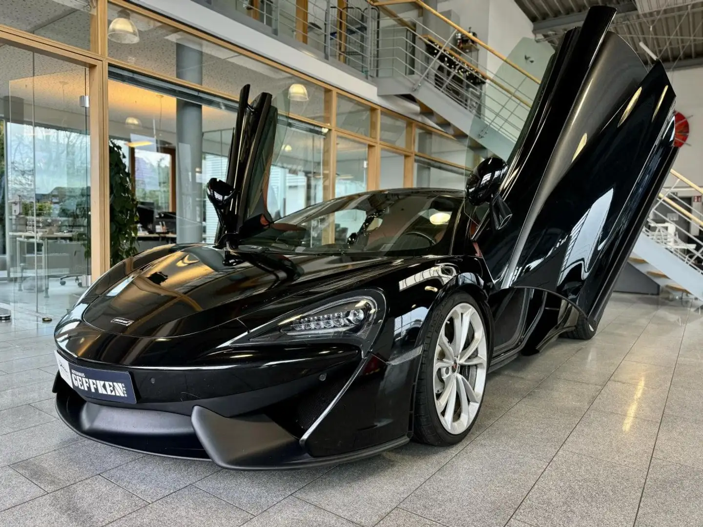 McLaren 540C Coupe, DAB, LED, PDC, Tempomat! Bluetooth Černá - 2