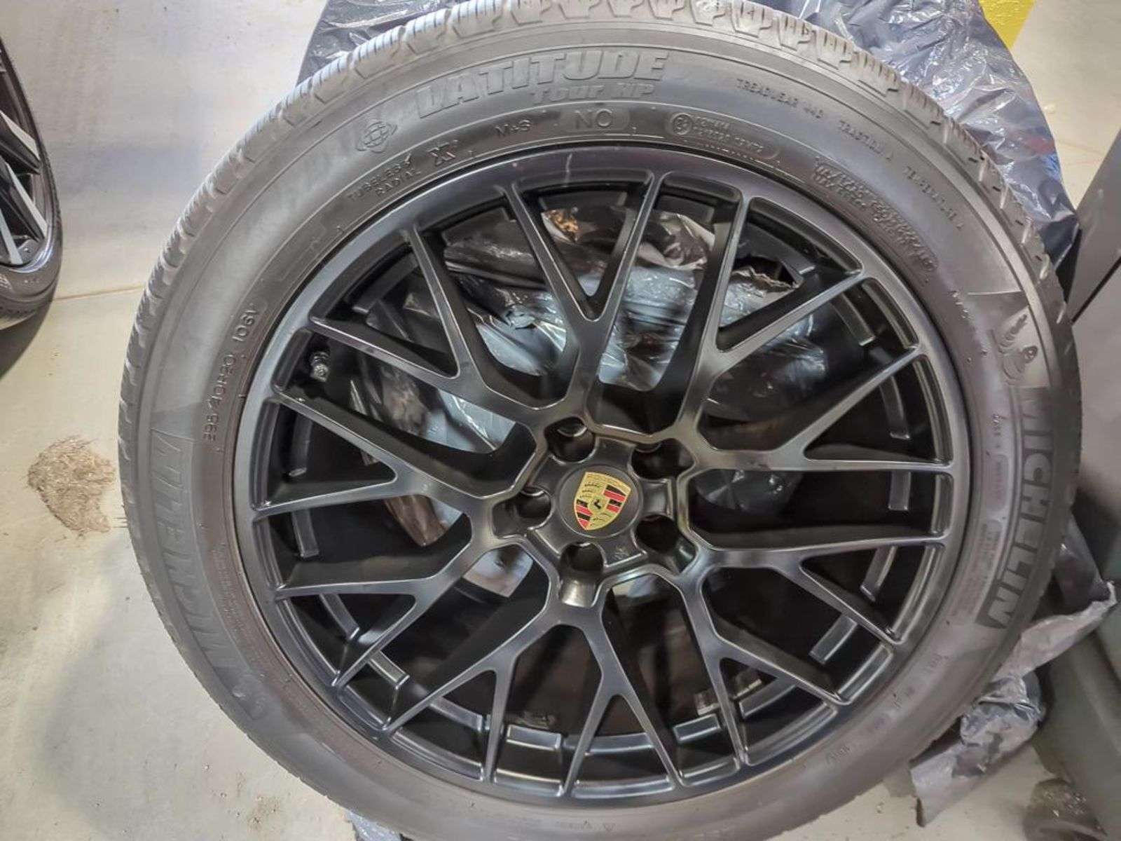 2017 Porsche Macan GTS; 360 HP!! LEATHER, WINTER/SUMMER TIRES/RIMS, P thumb 7