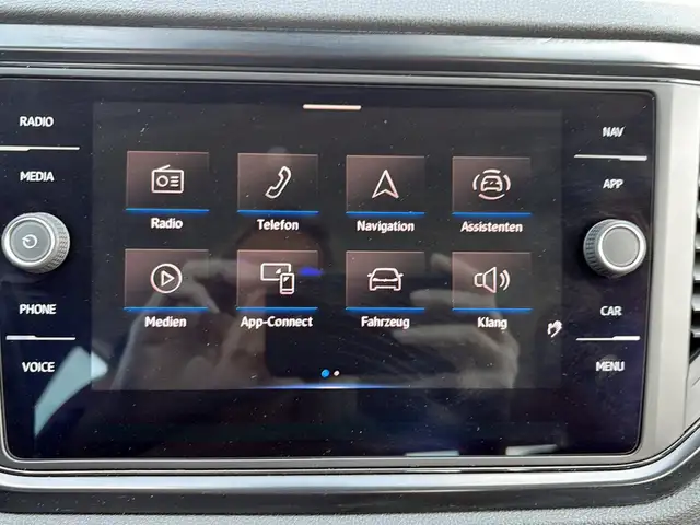Volkswagen T-Roc view 16