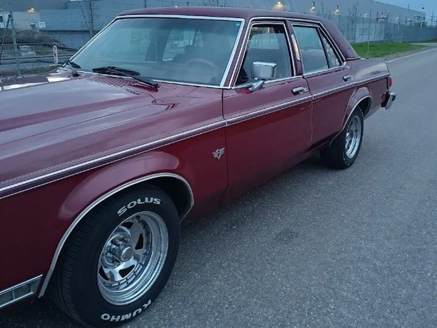 Lincoln Versailles 5.0 V8 Czerwony - 2