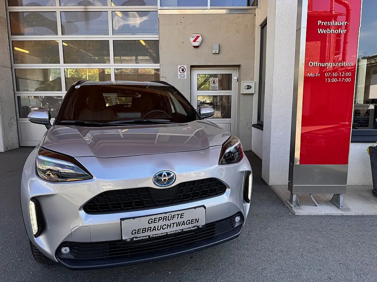 Toyota Yaris Cross 1,5 VVT-i Hybrid Active Drive Aut. Silber - 2