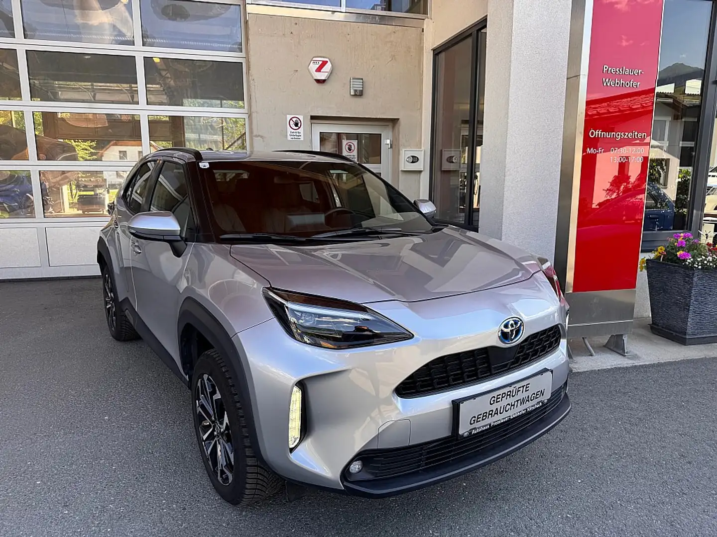 Toyota Yaris Cross 1,5 VVT-i Hybrid Active Drive Aut. Silber - 1