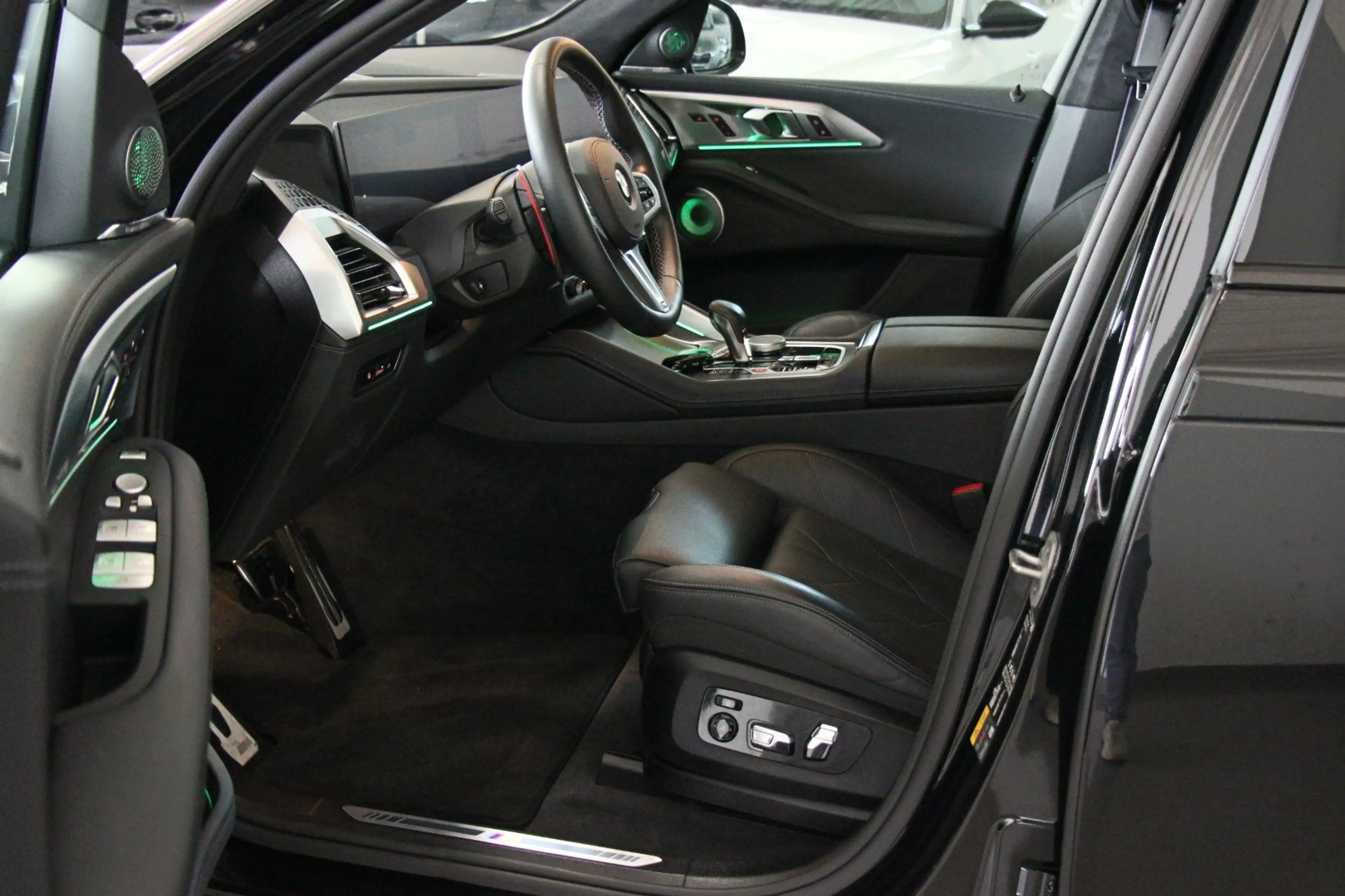 BMW XM 50e AHK/ICONIC GLOW/BOWERS&Wilkins — photo 15