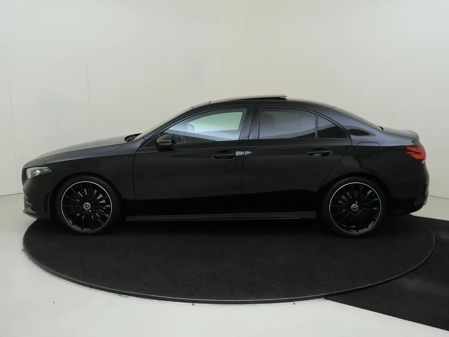 Mercedes-Benz A 250 Premium / Panoramadak/ Night/ 19 inch/ Sfeerverlic Zwart - 2