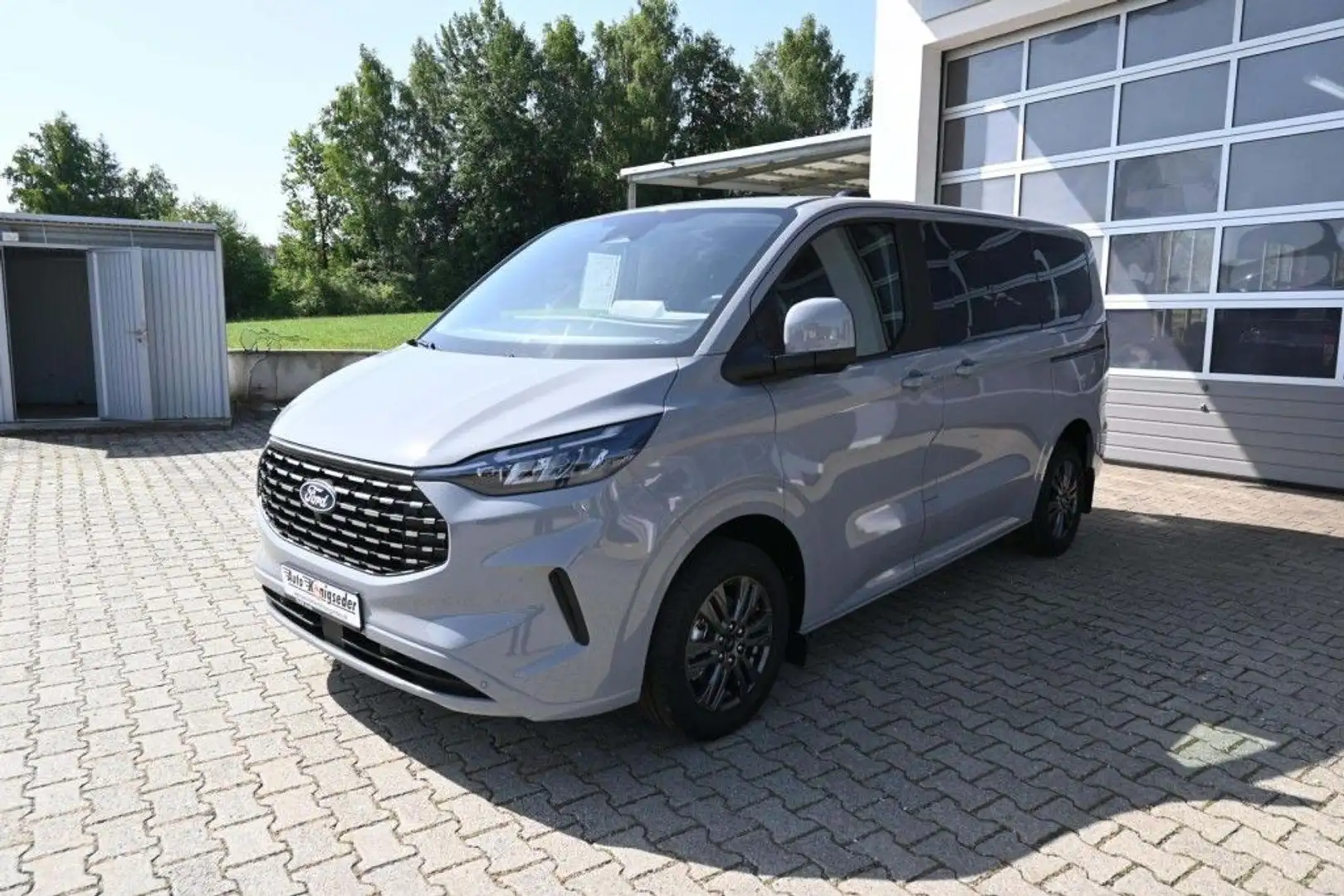 Ford Tourneo Custom 320 L1H1 VA Autm. Titanium Grau - 2