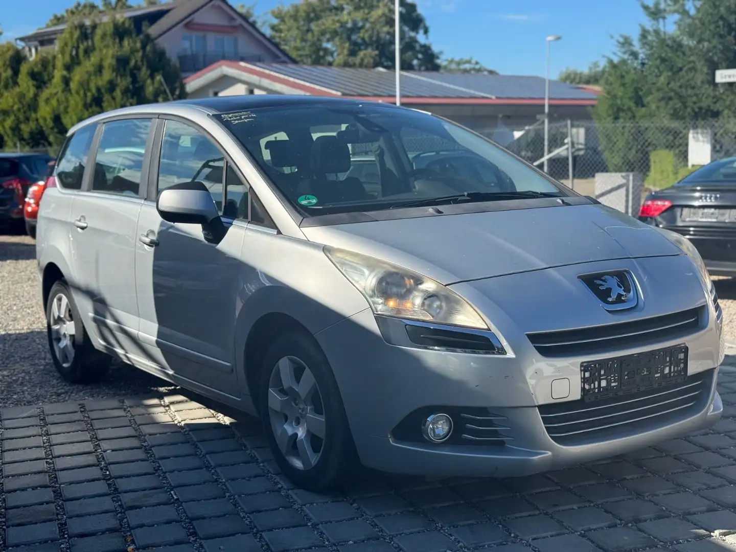 Peugeot 5008 Premium   7 Sitzer Grau - 1