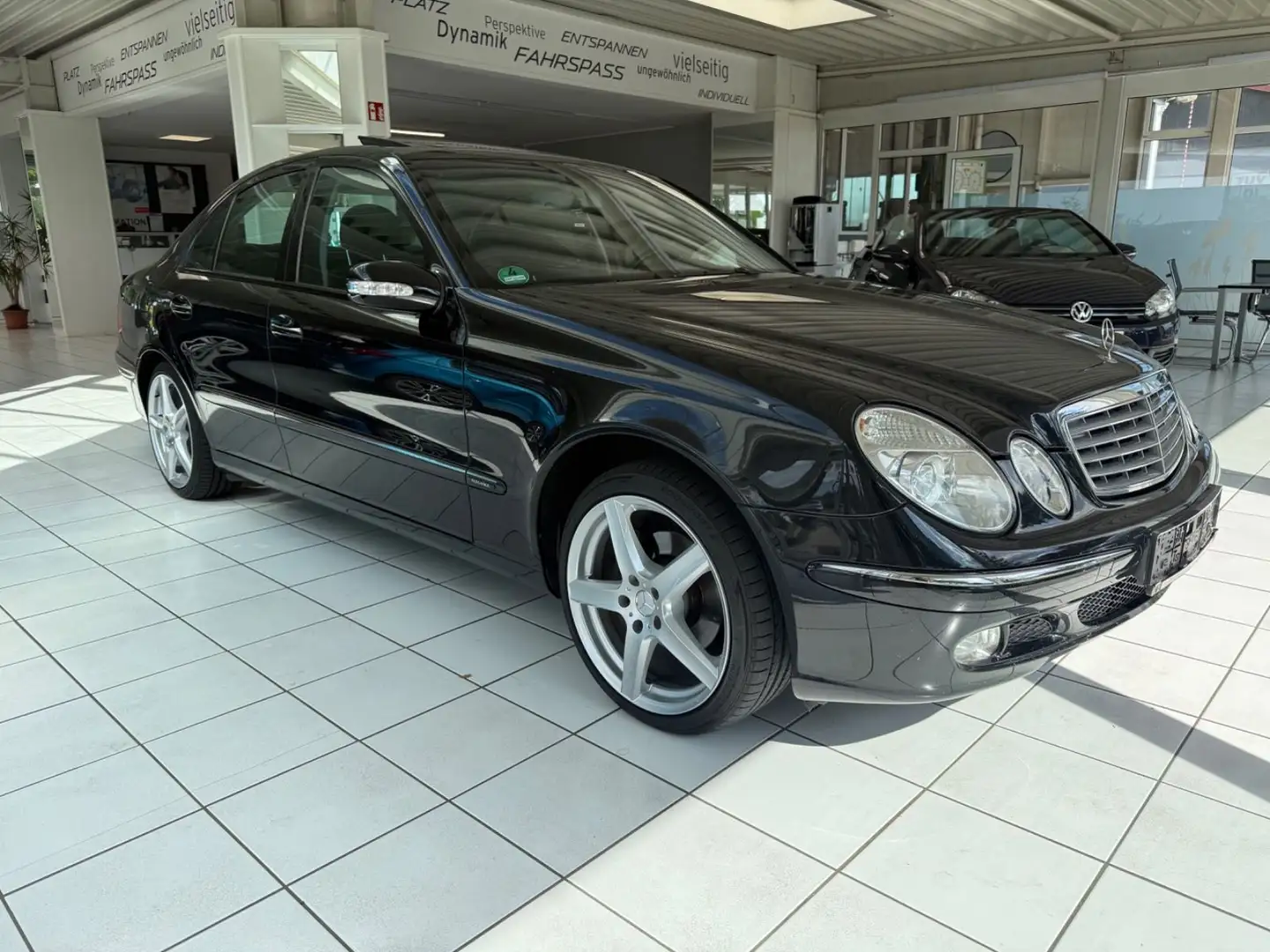 Mercedes-Benz E 240 Lim. E 240,Automatik,Tüv 12/25,S-Dach,Klima Černá - 1