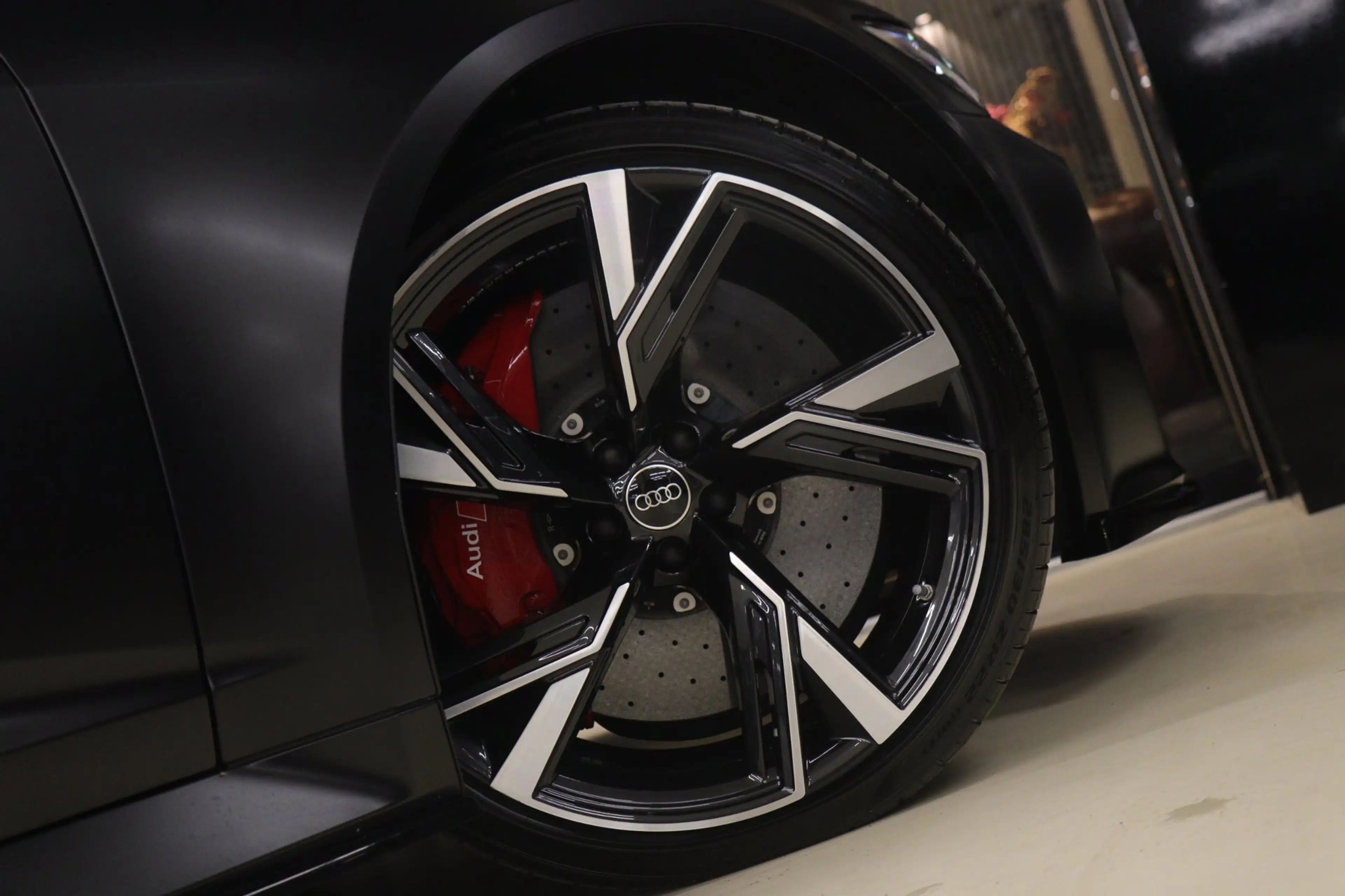 Audi RS6 Avant RS TFSI quattro Dynamic+ /CERAMIC/PANO/360/S — photo 29