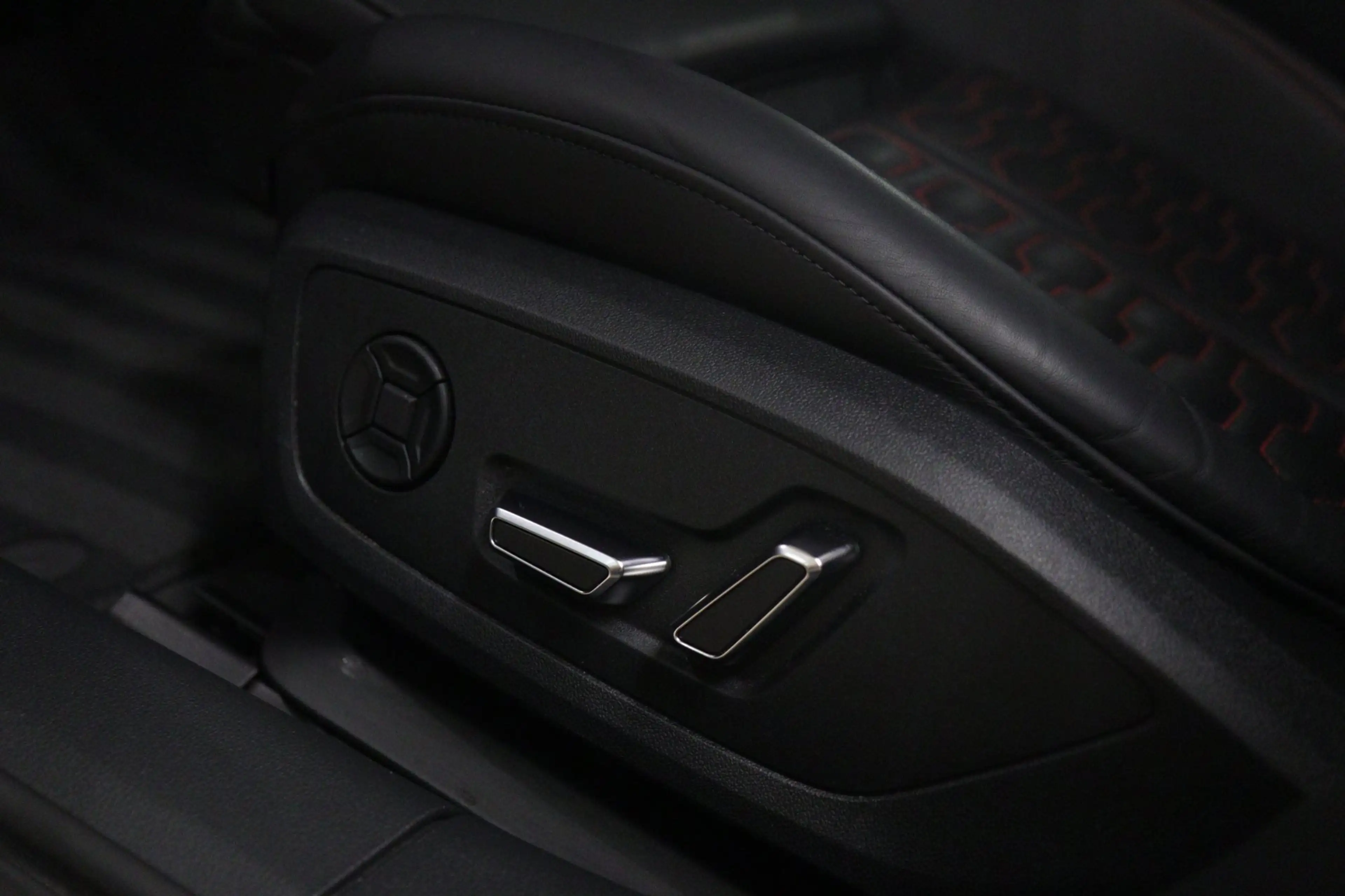 Audi RS6 Avant RS TFSI quattro Dynamic+ /CERAMIC/PANO/360/S — photo 35