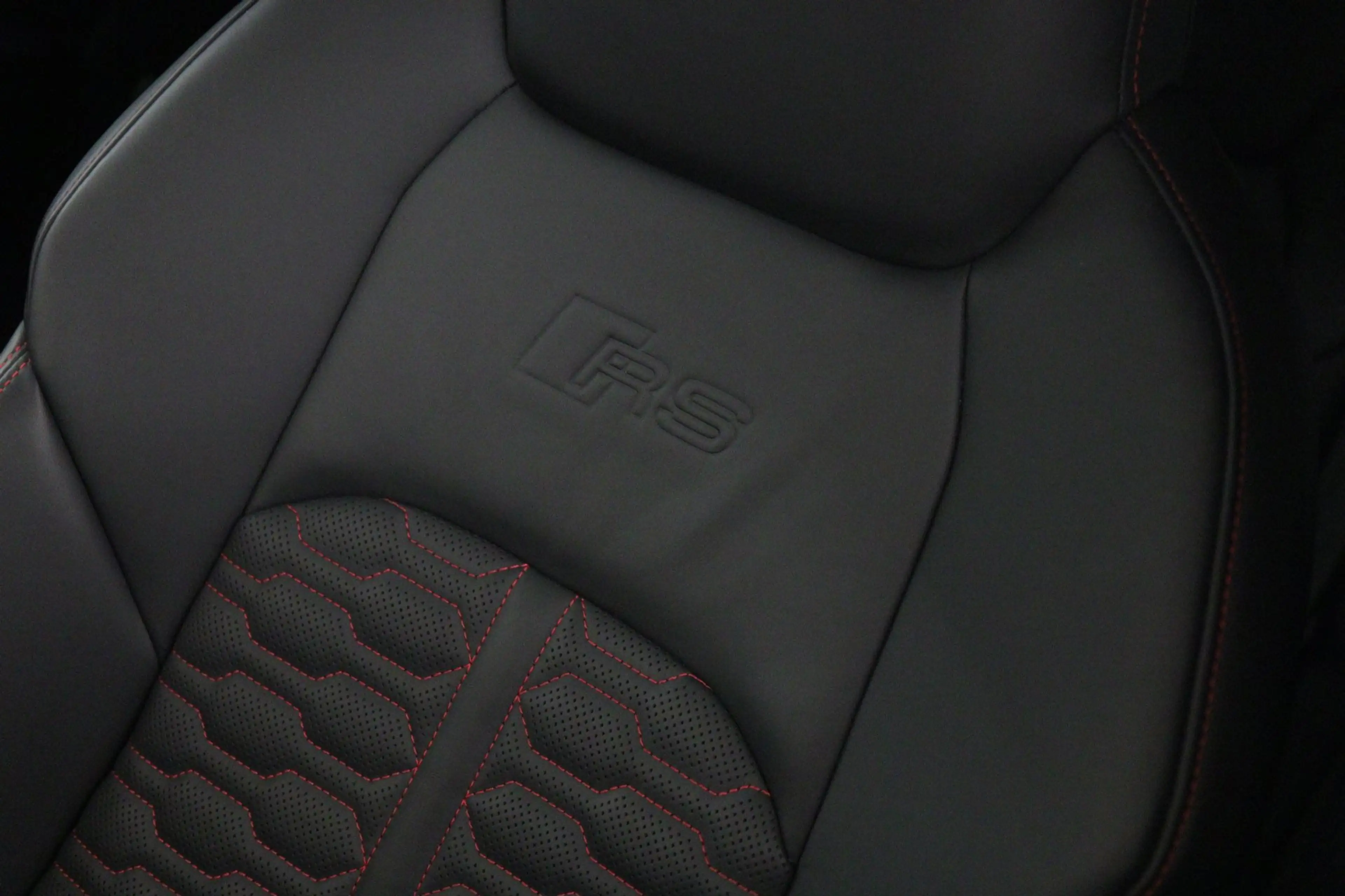 Audi RS6 Avant RS TFSI quattro Dynamic+ /CERAMIC/PANO/360/S — photo 16