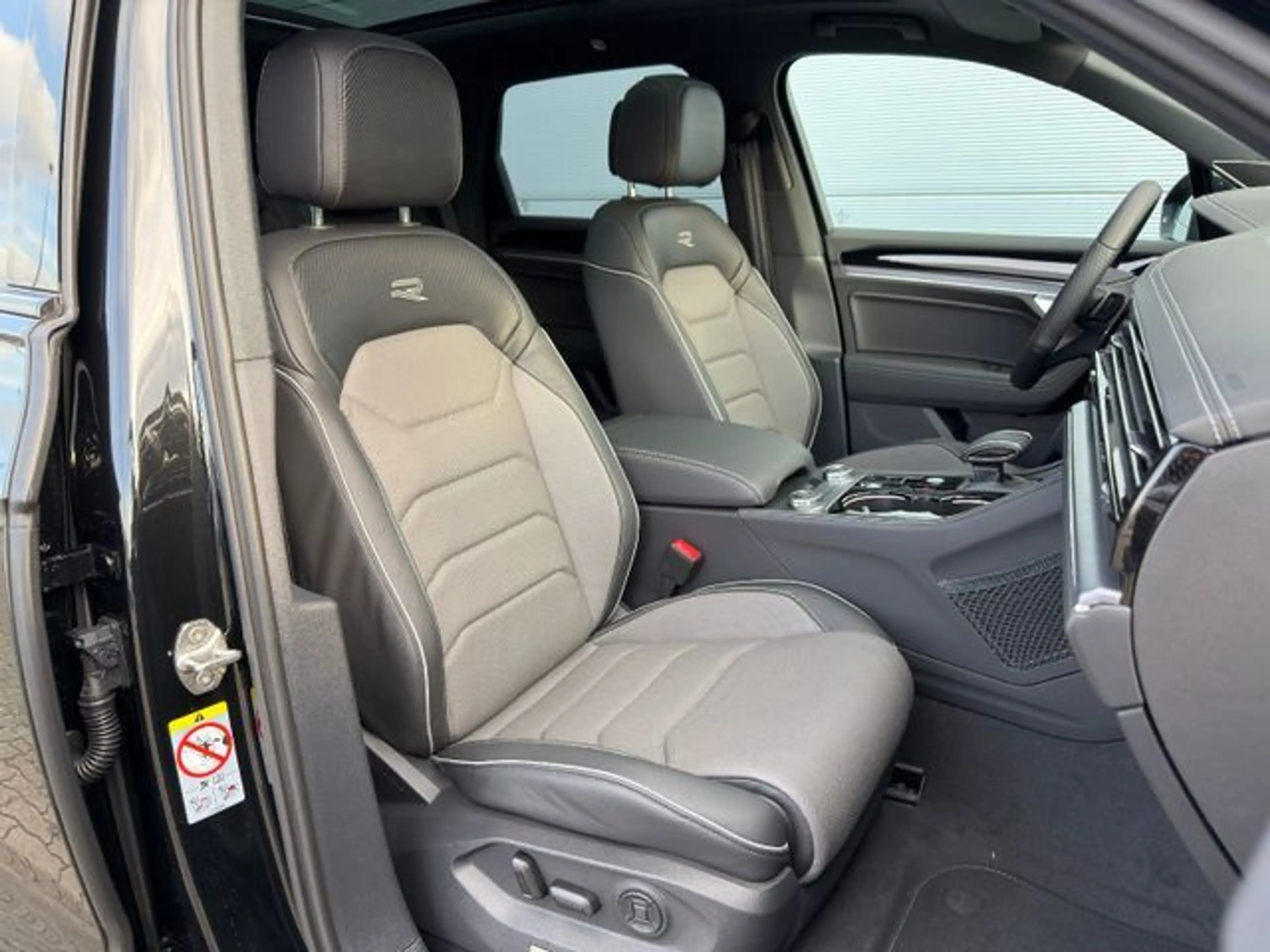 Volkswagen Touareg 3.0 TDI R-Line Final AHK 21Z Pano Stand — photo 8