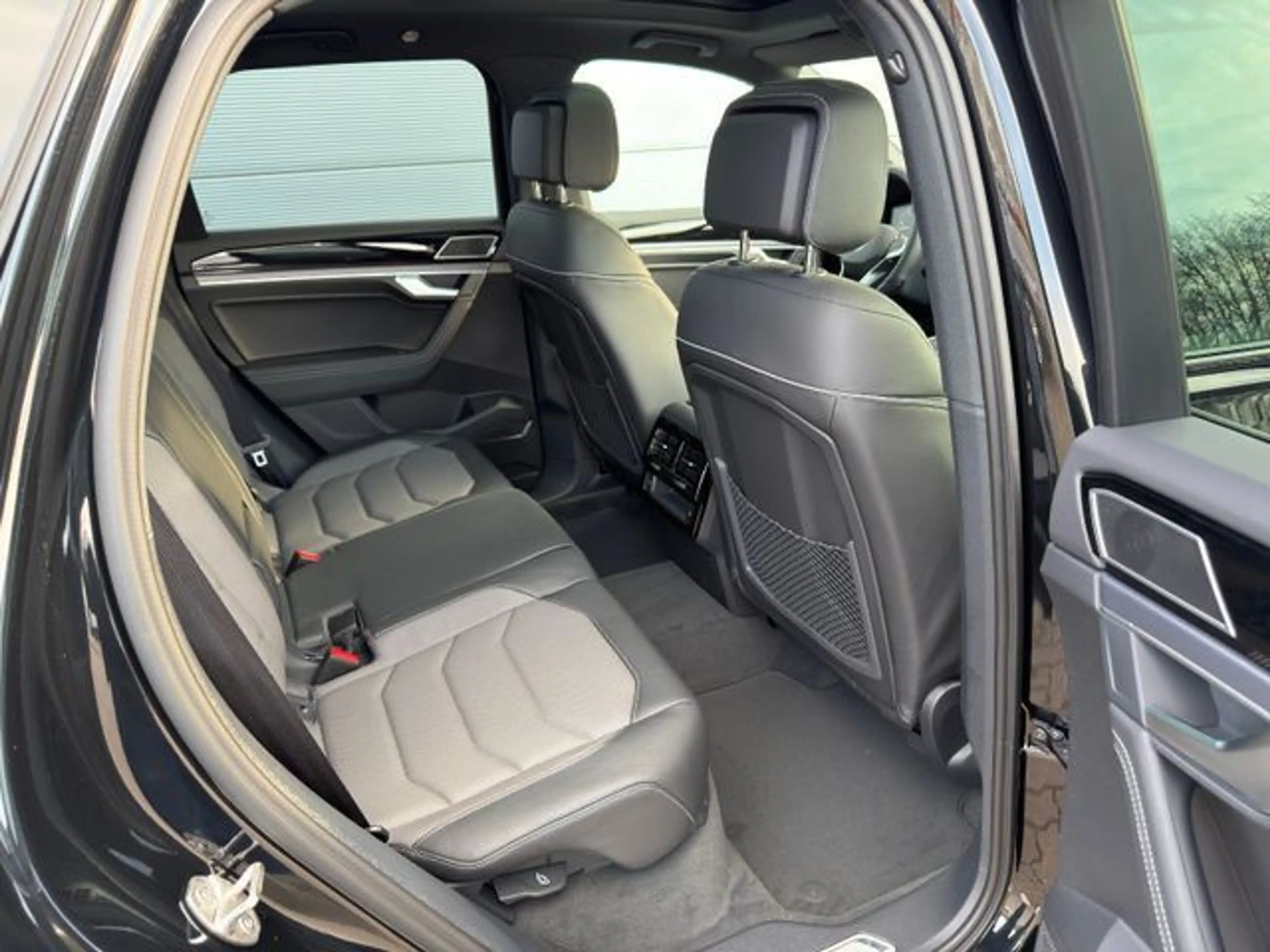 Volkswagen Touareg 3.0 TDI R-Line Final AHK 21Z Pano Stand — photo 7